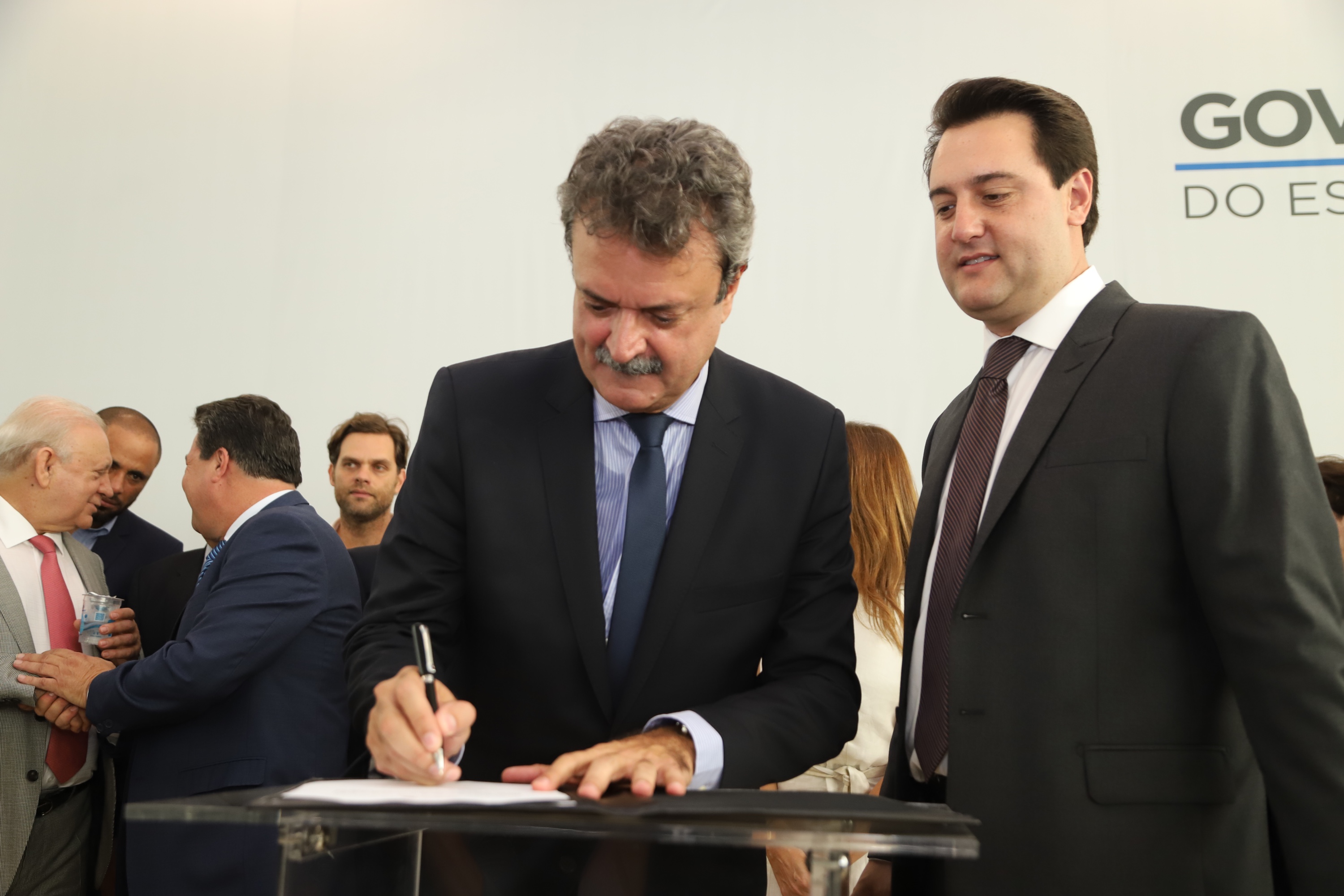 O governador Carlos Massa Ratinho Junior deu posse, em cerimônia no Palácio Iguaçu, ao secretário de Estado do Desenvolvimento Sustentável e Turismo, Marcio Nunes, e aos presidentes das autarquias vinculadas à pasta. Foram empossados os presidentes do Instituto Água e Terra, Everton Souza; do Simepar, Eduardo Alvin; da Paraná Desenvolvimento, Eduardo Bekin; e da Paraná Turismo, João Jacob Mehl. - Curitiba, 12/02/2019 - Foto: José Fernando Ogura/ANPr