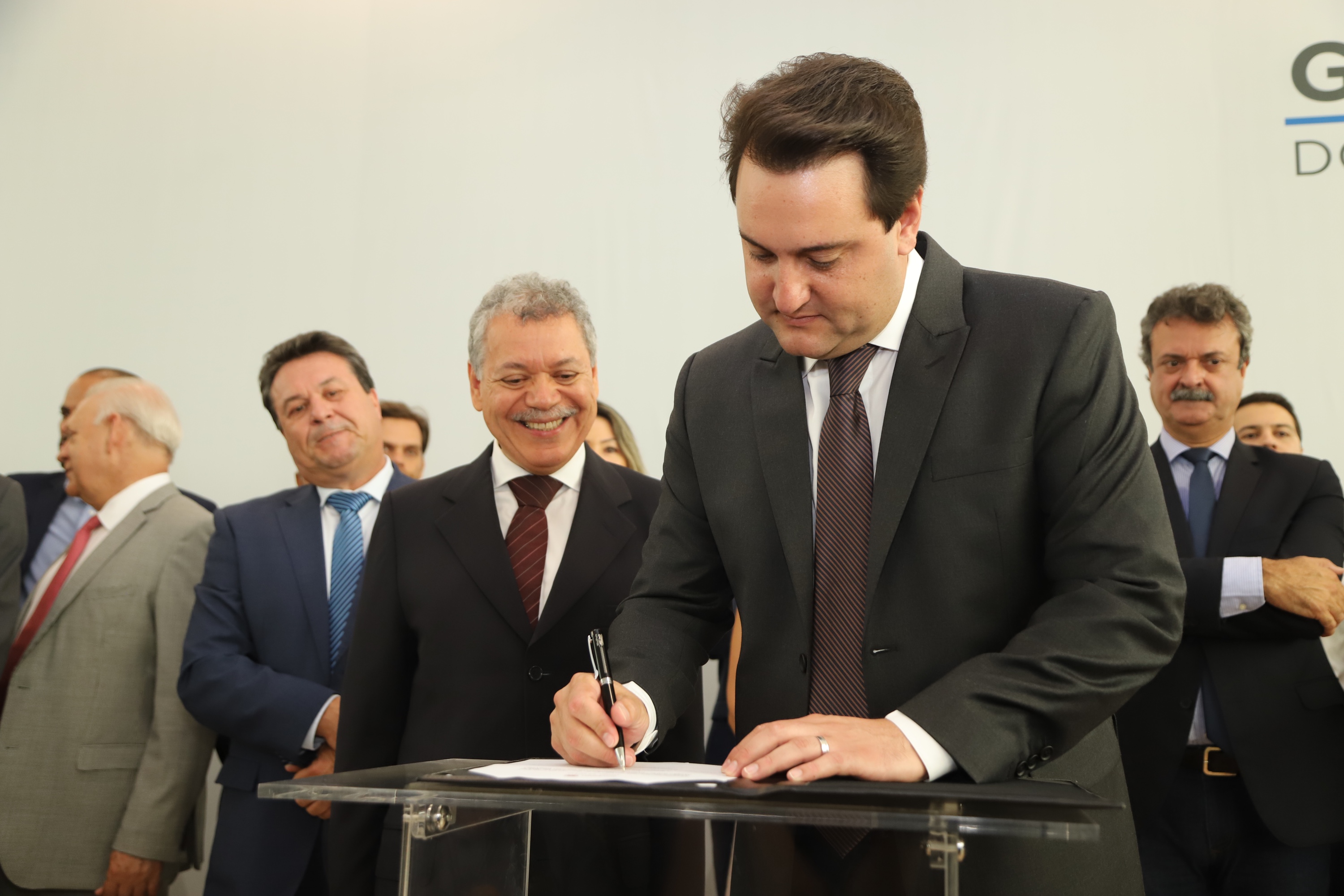 O governador Carlos Massa Ratinho Junior deu posse, em cerimônia no Palácio Iguaçu, ao secretário de Estado do Desenvolvimento Sustentável e Turismo, Marcio Nunes, e aos presidentes das autarquias vinculadas à pasta. Foram empossados os presidentes do Instituto Água e Terra, Everton Souza; do Simepar, Eduardo Alvin; da Paraná Desenvolvimento, Eduardo Bekin; e da Paraná Turismo, João Jacob Mehl. - Curitiba, 12/02/2019 - Foto: José Fernando Ogura/ANPr