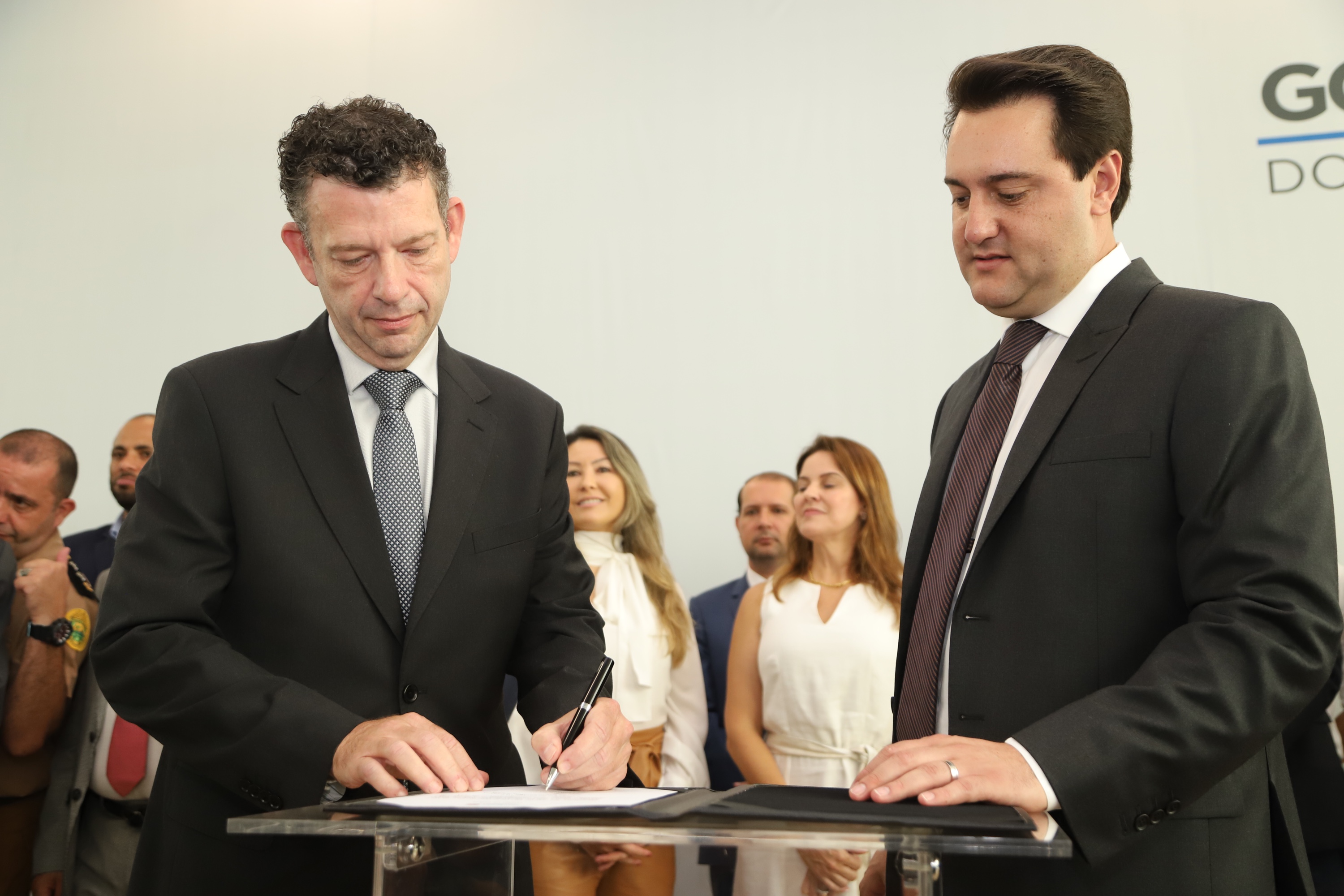 O governador Carlos Massa Ratinho Junior deu posse, em cerimônia no Palácio Iguaçu, ao secretário de Estado do Desenvolvimento Sustentável e Turismo, Marcio Nunes, e aos presidentes das autarquias vinculadas à pasta. Foram empossados os presidentes do Instituto Água e Terra, Everton Souza; do Simepar, Eduardo Alvin; da Paraná Desenvolvimento, Eduardo Bekin; e da Paraná Turismo, João Jacob Mehl. - Curitiba, 12/02/2019 - Foto: José Fernando Ogura/ANPr