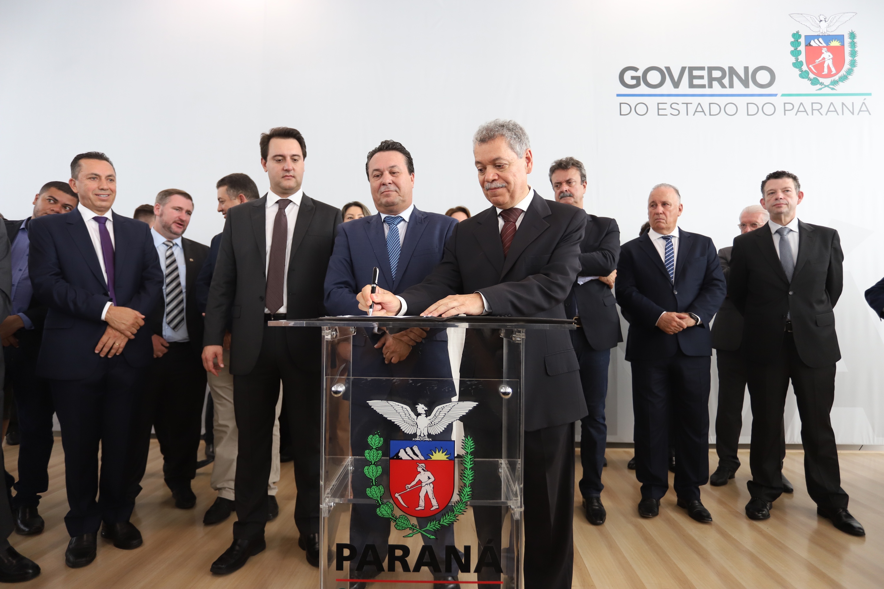 O governador Carlos Massa Ratinho Junior deu posse, em cerimônia no Palácio Iguaçu, ao secretário de Estado do Desenvolvimento Sustentável e Turismo, Marcio Nunes, e aos presidentes das autarquias vinculadas à pasta. Foram empossados os presidentes do Instituto Água e Terra, Everton Souza; do Simepar, Eduardo Alvin; da Paraná Desenvolvimento, Eduardo Bekin; e da Paraná Turismo, João Jacob Mehl. - Curitiba, 12/02/2019 - Foto: José Fernando Ogura/ANPr