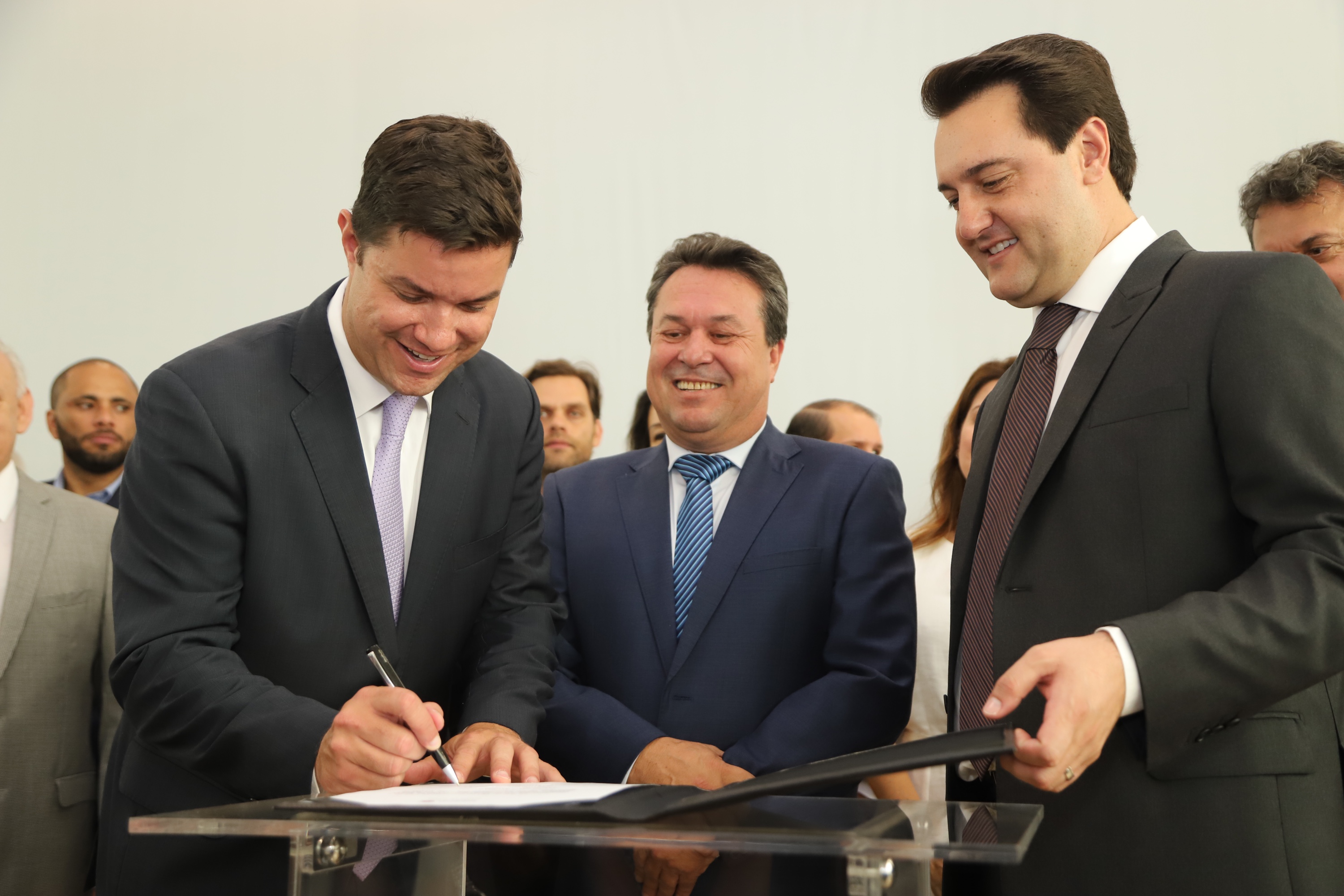O governador Carlos Massa Ratinho Junior deu posse, em cerimônia no Palácio Iguaçu, ao secretário de Estado do Desenvolvimento Sustentável e Turismo, Marcio Nunes, e aos presidentes das autarquias vinculadas à pasta. Foram empossados os presidentes do Instituto Água e Terra, Everton Souza; do Simepar, Eduardo Alvin; da Paraná Desenvolvimento, Eduardo Bekin; e da Paraná Turismo, João Jacob Mehl. - Curitiba, 12/02/2019 - Foto: José Fernando Ogura/ANPr