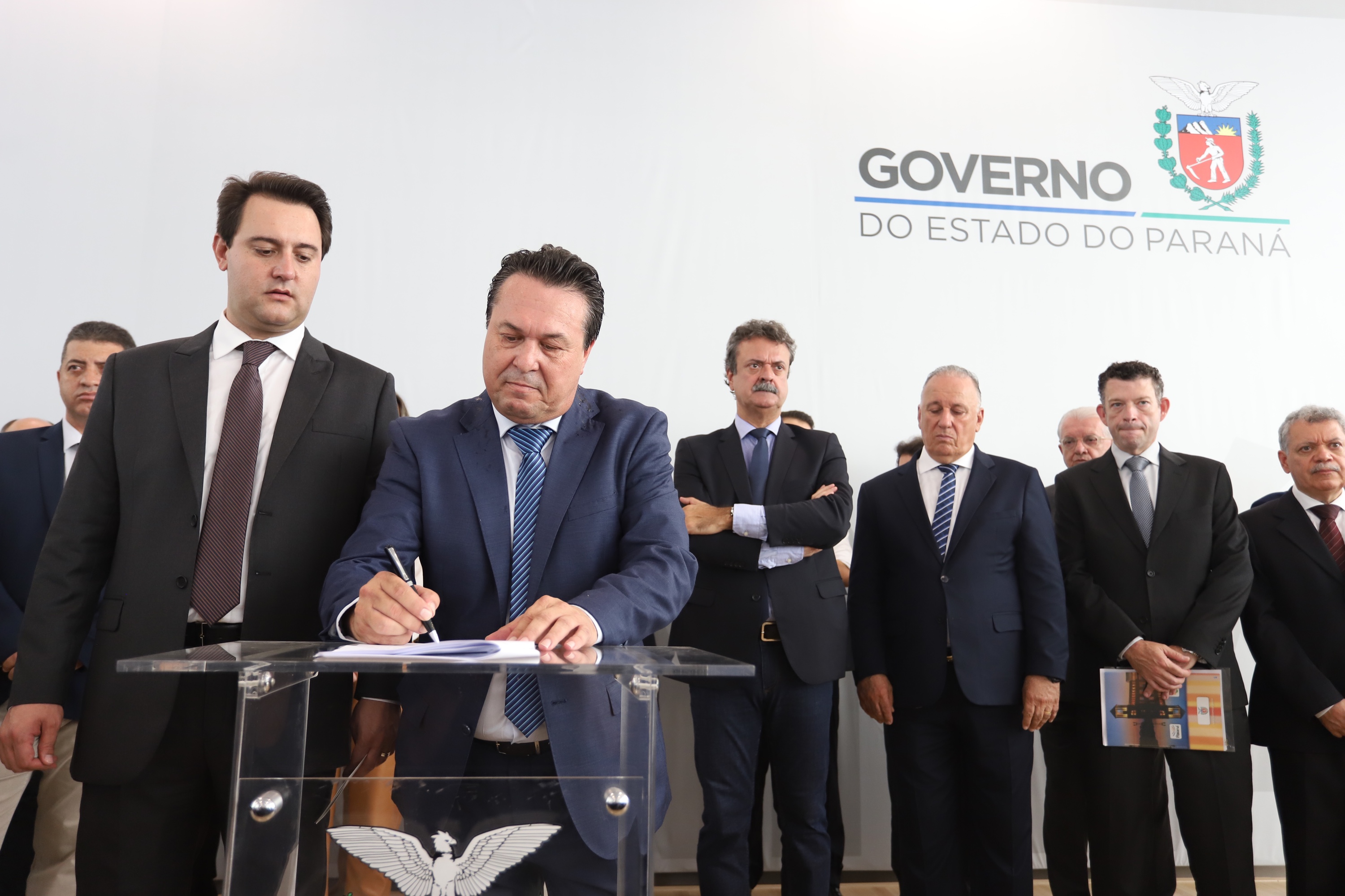 O governador Carlos Massa Ratinho Junior deu posse, em cerimônia no Palácio Iguaçu, ao secretário de Estado do Desenvolvimento Sustentável e Turismo, Marcio Nunes, e aos presidentes das autarquias vinculadas à pasta. Foram empossados os presidentes do Instituto Água e Terra, Everton Souza; do Simepar, Eduardo Alvin; da Paraná Desenvolvimento, Eduardo Bekin; e da Paraná Turismo, João Jacob Mehl. - Curitiba, 12/02/2019 - Foto: José Fernando Ogura/ANPr