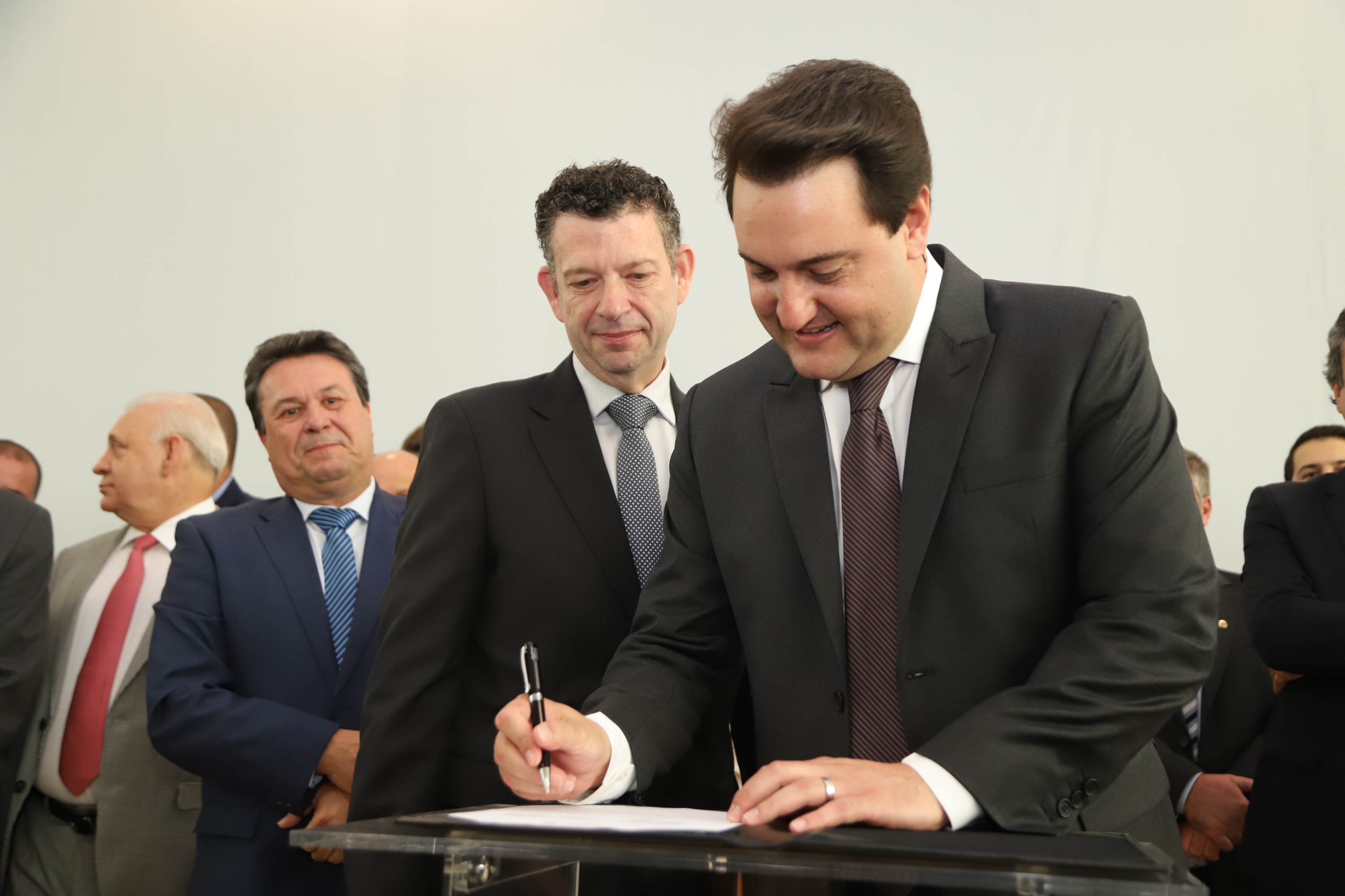 O governador Carlos Massa Ratinho Junior deu posse, em cerimônia no Palácio Iguaçu, ao secretário de Estado do Desenvolvimento Sustentável e Turismo, Marcio Nunes, e aos presidentes das autarquias vinculadas à pasta. Foram empossados os presidentes do Instituto Água e Terra, Everton Souza; do Simepar, Eduardo Alvin; da Paraná Desenvolvimento, Eduardo Bekin; e da Paraná Turismo, João Jacob Mehl. - Curitiba, 12/02/2019 - Foto: José Fernando Ogura/ANPr