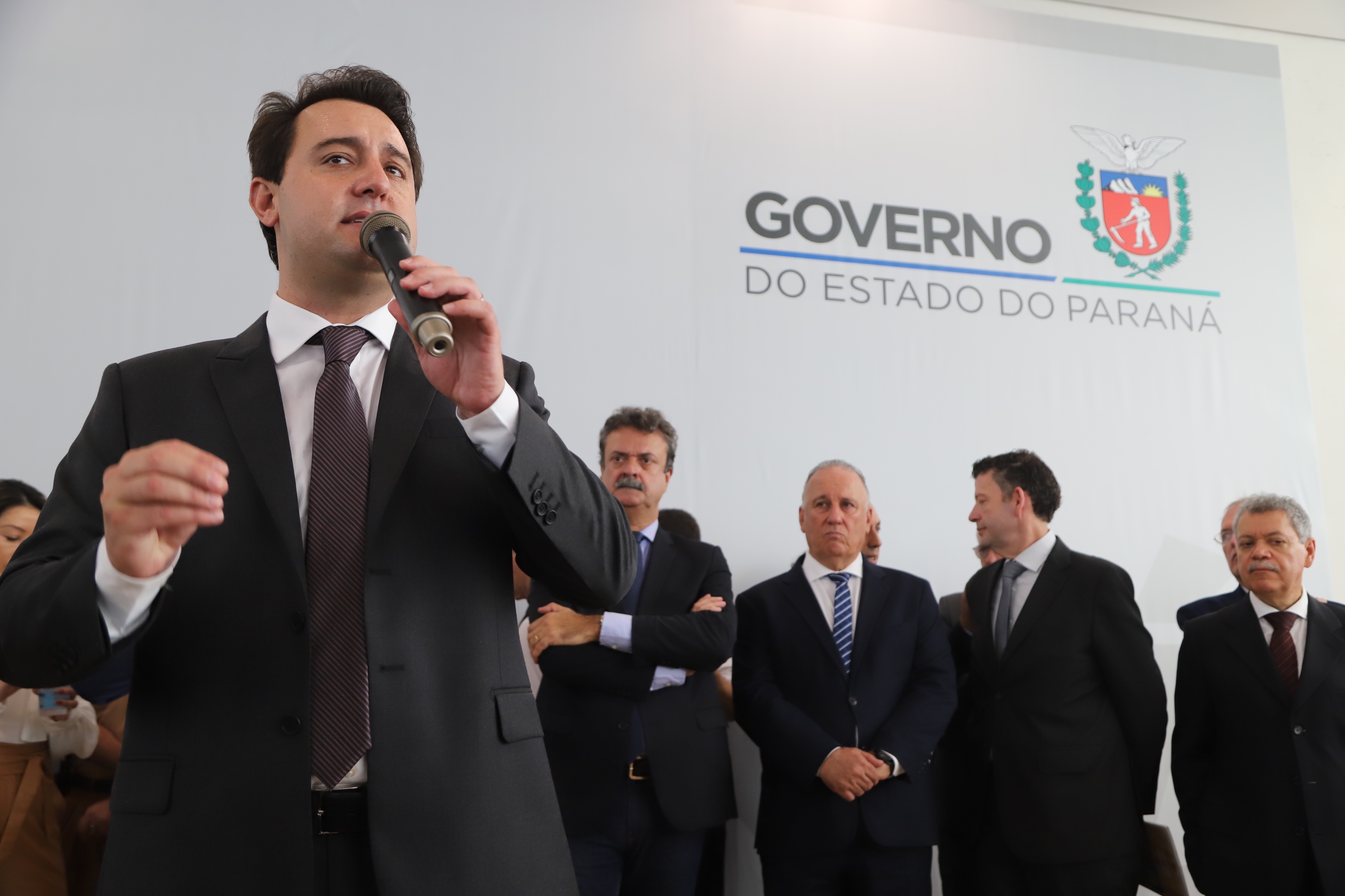 O governador Carlos Massa Ratinho Junior deu posse, em cerimônia no Palácio Iguaçu, ao secretário de Estado do Desenvolvimento Sustentável e Turismo, Marcio Nunes, e aos presidentes das autarquias vinculadas à pasta. Foram empossados os presidentes do Instituto Água e Terra, Everton Souza; do Simepar, Eduardo Alvin; da Paraná Desenvolvimento, Eduardo Bekin; e da Paraná Turismo, João Jacob Mehl. - Curitiba, 12/02/2019 - Foto: José Fernando Ogura/ANPr