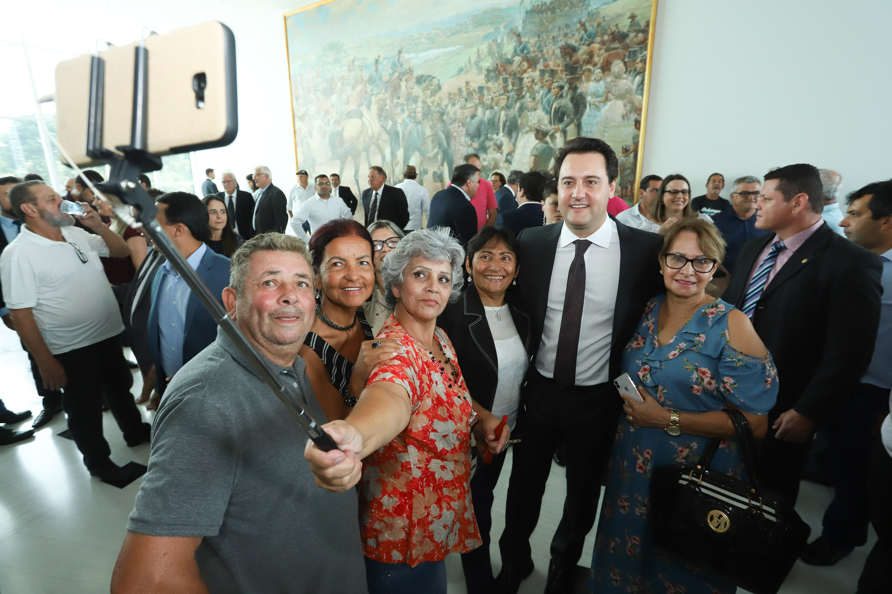 O governador Carlos Massa Ratinho Junior deu posse, em cerimônia no Palácio Iguaçu, ao secretário de Estado do Desenvolvimento Sustentável e Turismo, Marcio Nunes, e aos presidentes das autarquias vinculadas à pasta. Foram empossados os presidentes do Instituto Água e Terra, Everton Souza; do Simepar, Eduardo Alvin; da Paraná Desenvolvimento, Eduardo Bekin; e da Paraná Turismo, João Jacob Mehl. - Curitiba, 12/02/2019 - Foto: Rodrigo Félix Leal/ANPr