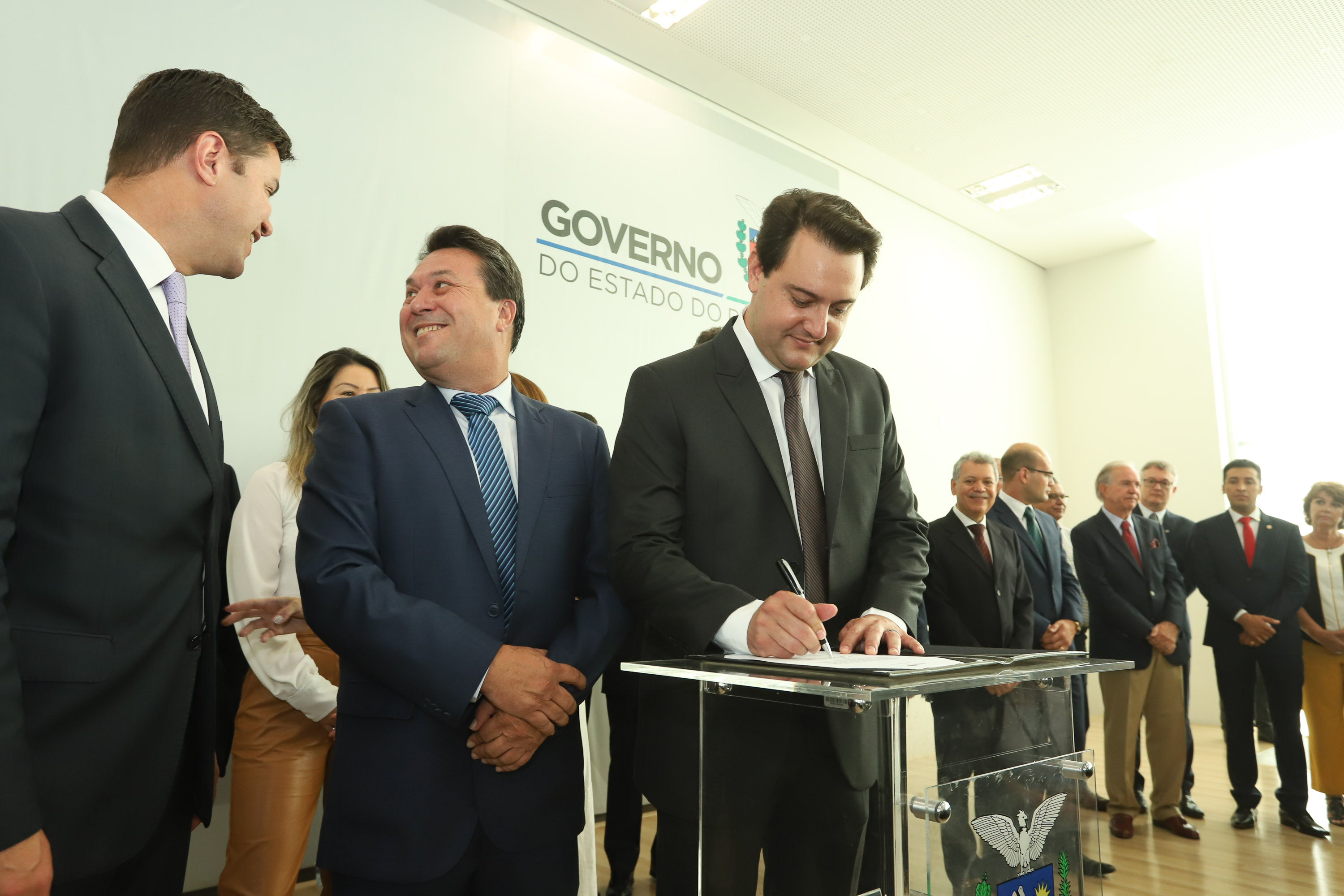 O governador Carlos Massa Ratinho Junior deu posse, em cerimônia no Palácio Iguaçu, ao secretário de Estado do Desenvolvimento Sustentável e Turismo, Marcio Nunes, e aos presidentes das autarquias vinculadas à pasta. Foram empossados os presidentes do Instituto Água e Terra, Everton Souza; do Simepar, Eduardo Alvin; da Paraná Desenvolvimento, Eduardo Bekin; e da Paraná Turismo, João Jacob Mehl. - Curitiba, 12/02/2019 - Foto: Rodrigo Félix Leal/ANPr