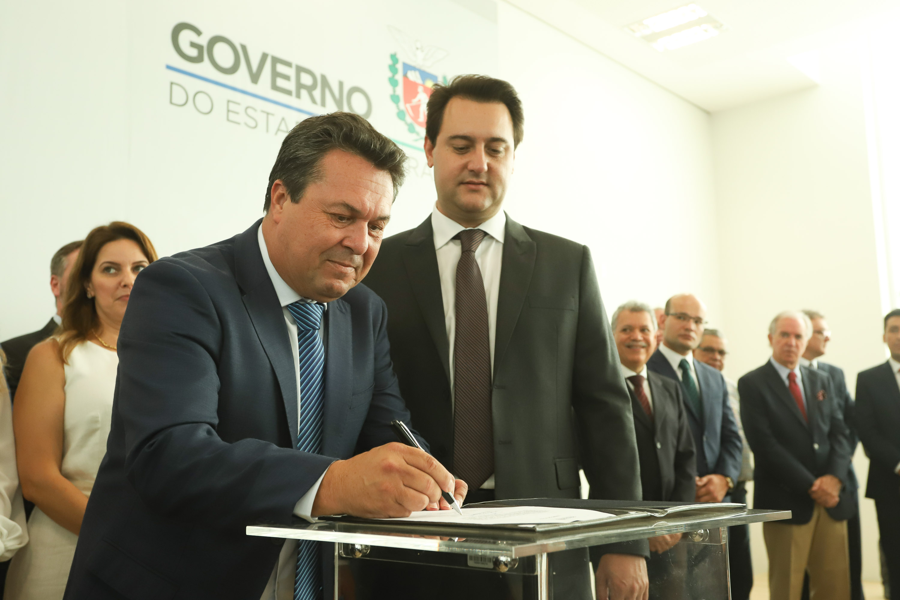 O governador Carlos Massa Ratinho Junior deu posse, em cerimônia no Palácio Iguaçu, ao secretário de Estado do Desenvolvimento Sustentável e Turismo, Marcio Nunes, e aos presidentes das autarquias vinculadas à pasta. Foram empossados os presidentes do Instituto Água e Terra, Everton Souza; do Simepar, Eduardo Alvin; da Paraná Desenvolvimento, Eduardo Bekin; e da Paraná Turismo, João Jacob Mehl. - Curitiba, 12/02/2019 - Foto: Rodrigo Félix Leal/ANPr
