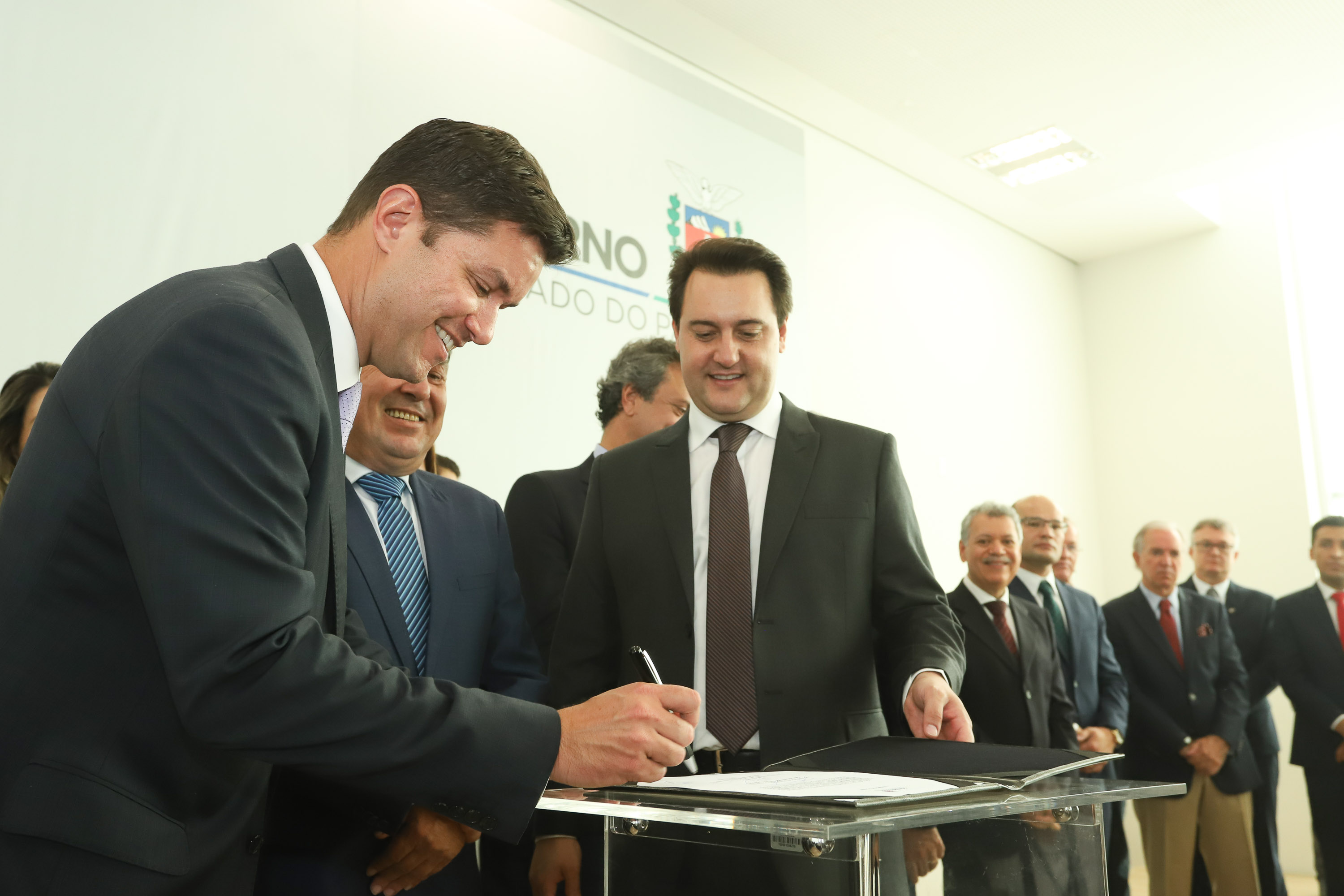 O governador Carlos Massa Ratinho Junior deu posse, em cerimônia no Palácio Iguaçu, ao secretário de Estado do Desenvolvimento Sustentável e Turismo, Marcio Nunes, e aos presidentes das autarquias vinculadas à pasta. Foram empossados os presidentes do Instituto Água e Terra, Everton Souza; do Simepar, Eduardo Alvin; da Paraná Desenvolvimento, Eduardo Bekin; e da Paraná Turismo, João Jacob Mehl. - Curitiba, 12/02/2019 - Foto: Rodrigo Félix Leal/ANPr