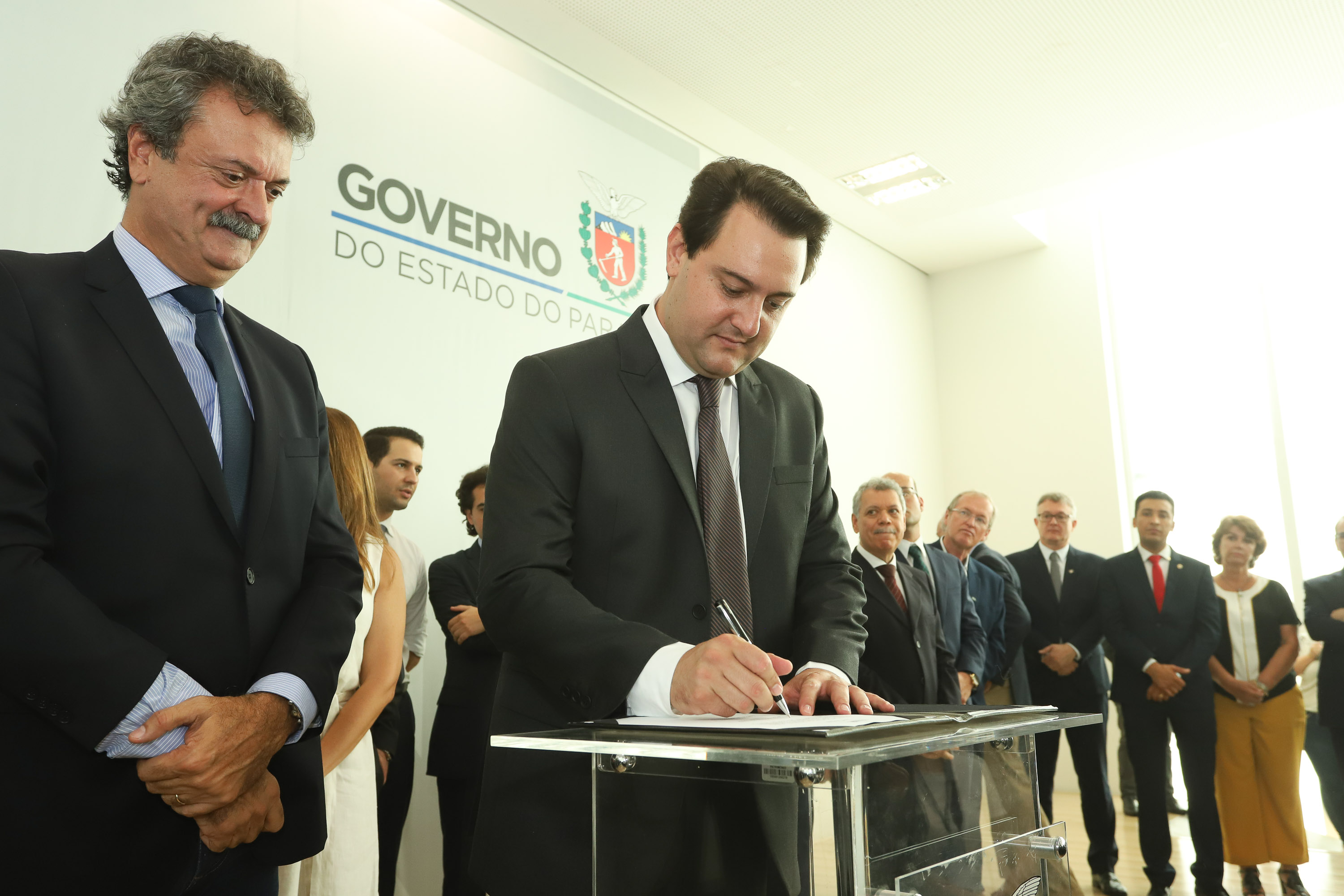 O governador Carlos Massa Ratinho Junior deu posse, em cerimônia no Palácio Iguaçu, ao secretário de Estado do Desenvolvimento Sustentável e Turismo, Marcio Nunes, e aos presidentes das autarquias vinculadas à pasta. Foram empossados os presidentes do Instituto Água e Terra, Everton Souza; do Simepar, Eduardo Alvin; da Paraná Desenvolvimento, Eduardo Bekin; e da Paraná Turismo, João Jacob Mehl. - Curitiba, 12/02/2019 - Foto: Rodrigo Félix Leal/ANPr