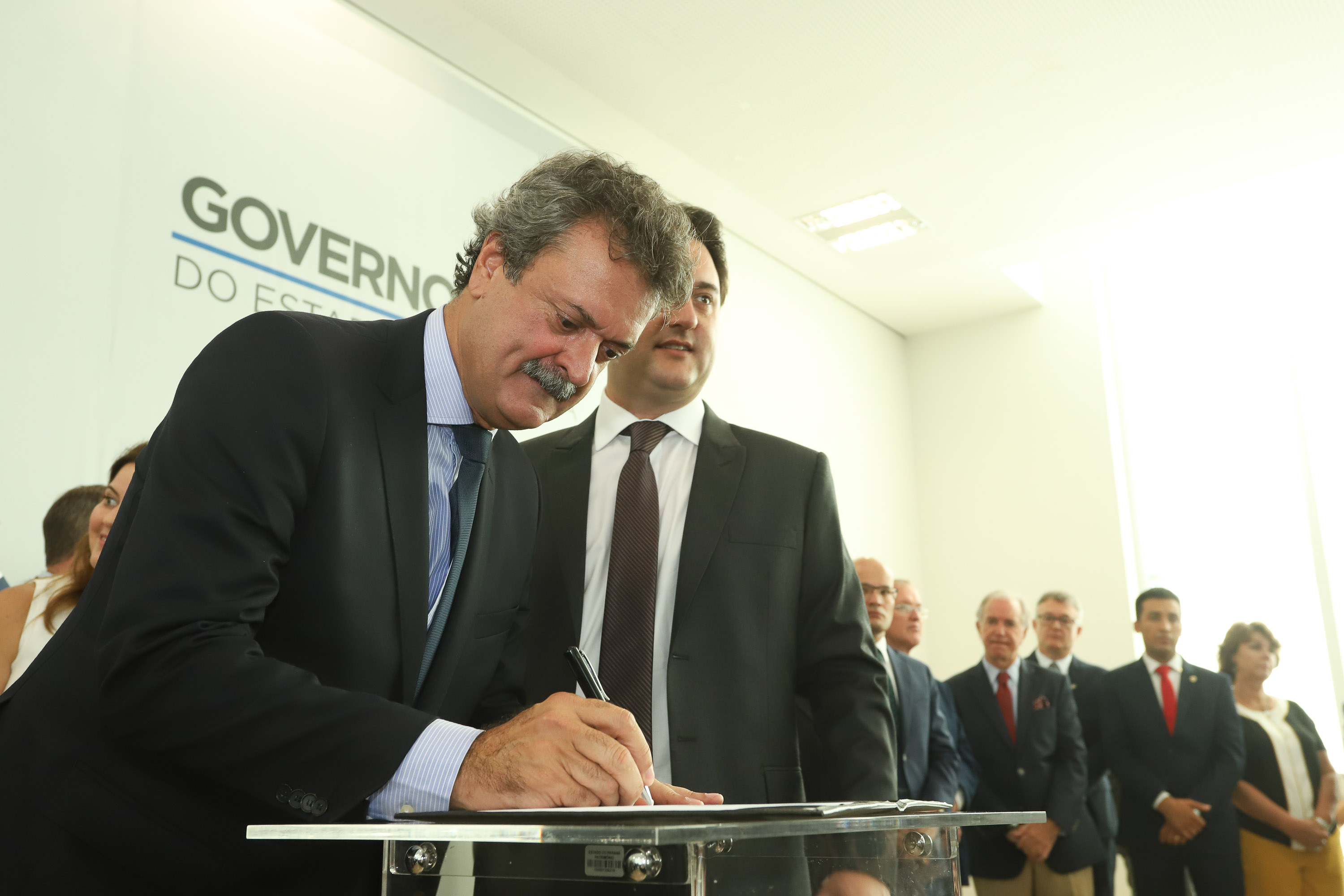 O governador Carlos Massa Ratinho Junior deu posse, em cerimônia no Palácio Iguaçu, ao secretário de Estado do Desenvolvimento Sustentável e Turismo, Marcio Nunes, e aos presidentes das autarquias vinculadas à pasta. Foram empossados os presidentes do Instituto Água e Terra, Everton Souza; do Simepar, Eduardo Alvin; da Paraná Desenvolvimento, Eduardo Bekin; e da Paraná Turismo, João Jacob Mehl. - Curitiba, 12/02/2019 - Foto: Rodrigo Félix Leal/ANPr