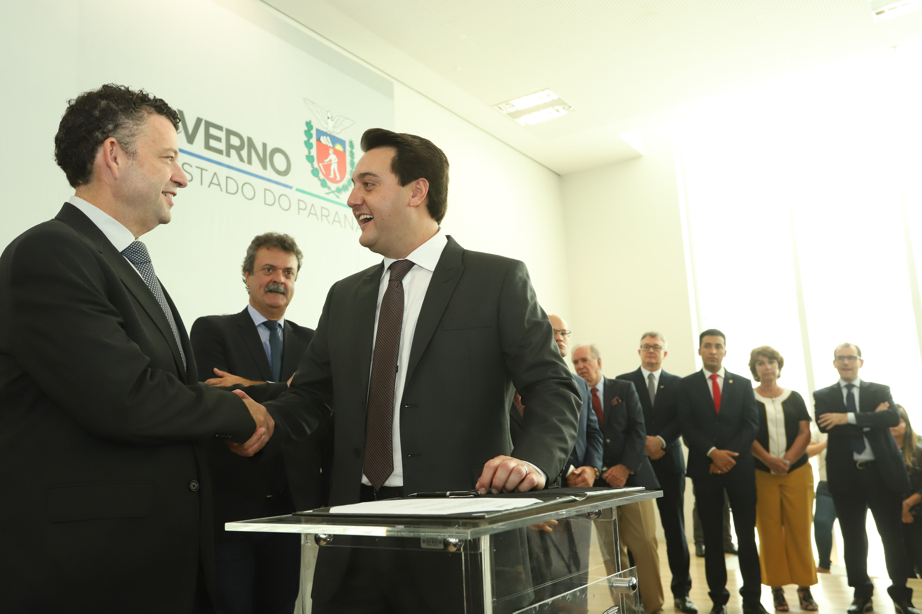 O governador Carlos Massa Ratinho Junior deu posse, em cerimônia no Palácio Iguaçu, ao secretário de Estado do Desenvolvimento Sustentável e Turismo, Marcio Nunes, e aos presidentes das autarquias vinculadas à pasta. Foram empossados os presidentes do Instituto Água e Terra, Everton Souza; do Simepar, Eduardo Alvin; da Paraná Desenvolvimento, Eduardo Bekin; e da Paraná Turismo, João Jacob Mehl. - Curitiba, 12/02/2019 - Foto: Rodrigo Félix Leal/ANPr