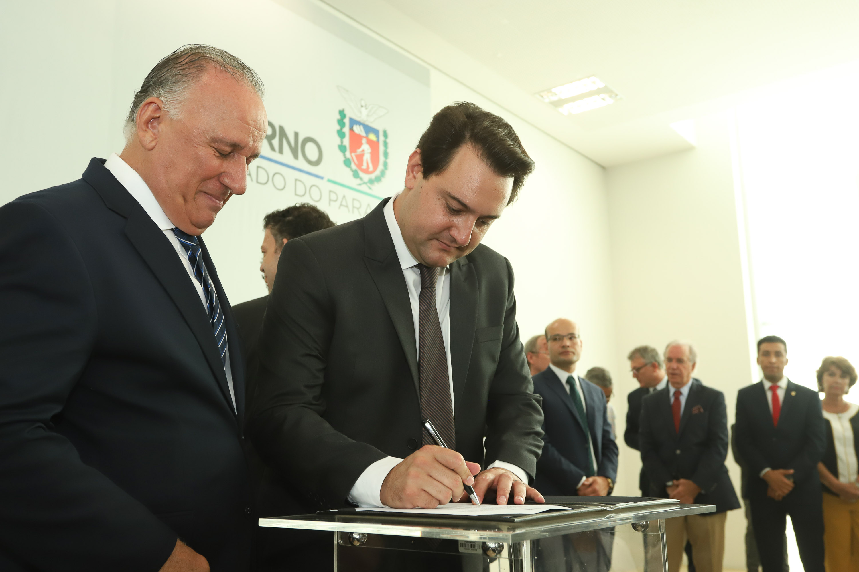 O governador Carlos Massa Ratinho Junior deu posse, em cerimônia no Palácio Iguaçu, ao secretário de Estado do Desenvolvimento Sustentável e Turismo, Marcio Nunes, e aos presidentes das autarquias vinculadas à pasta. Foram empossados os presidentes do Instituto Água e Terra, Everton Souza; do Simepar, Eduardo Alvin; da Paraná Desenvolvimento, Eduardo Bekin; e da Paraná Turismo, João Jacob Mehl. - Curitiba, 12/02/2019 - Foto: Rodrigo Félix Leal/ANPr