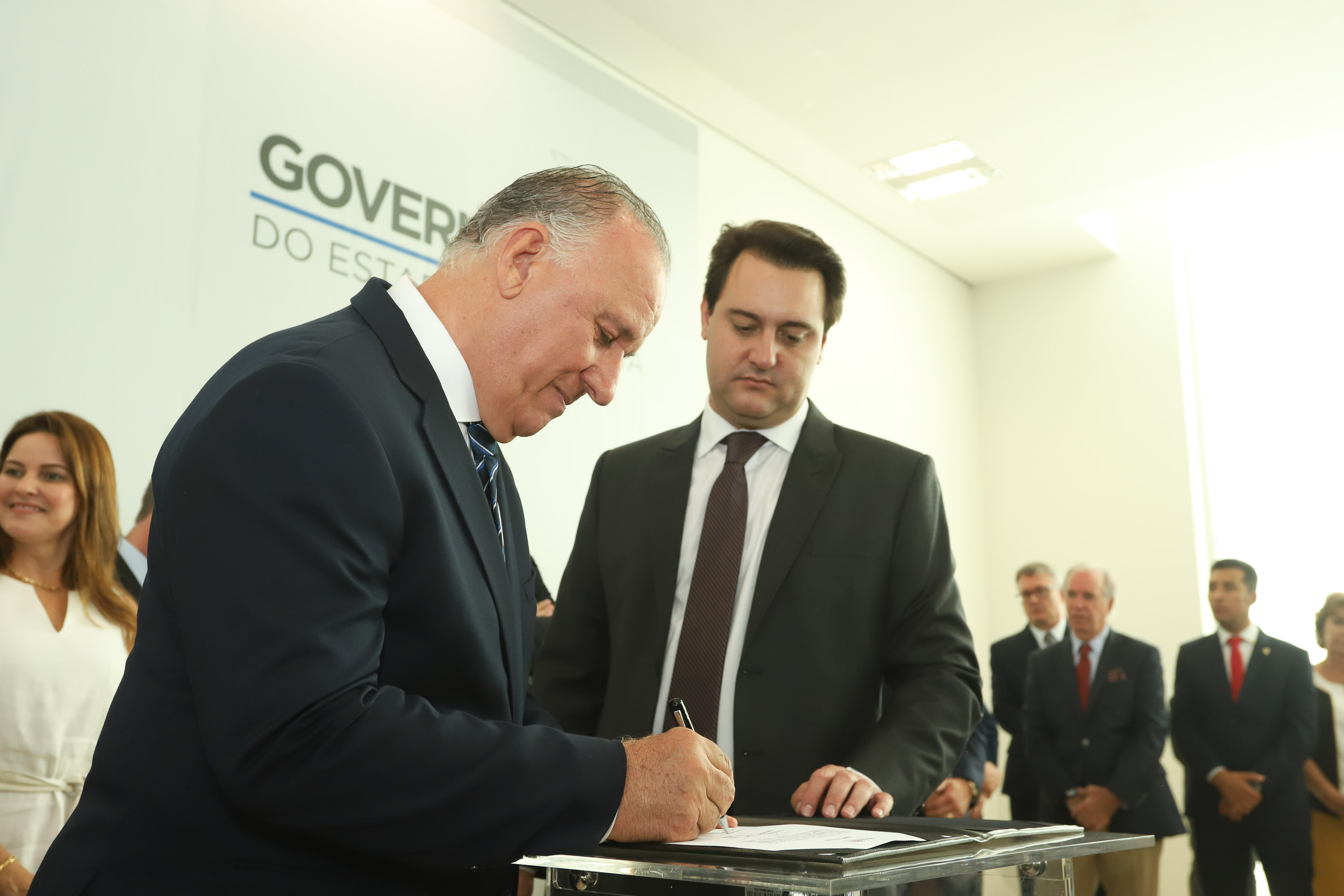 O governador Carlos Massa Ratinho Junior deu posse, em cerimônia no Palácio Iguaçu, ao secretário de Estado do Desenvolvimento Sustentável e Turismo, Marcio Nunes, e aos presidentes das autarquias vinculadas à pasta. Foram empossados os presidentes do Instituto Água e Terra, Everton Souza; do Simepar, Eduardo Alvin; da Paraná Desenvolvimento, Eduardo Bekin; e da Paraná Turismo, João Jacob Mehl. - Curitiba, 12/02/2019 - Foto: Rodrigo Félix Leal/ANPr