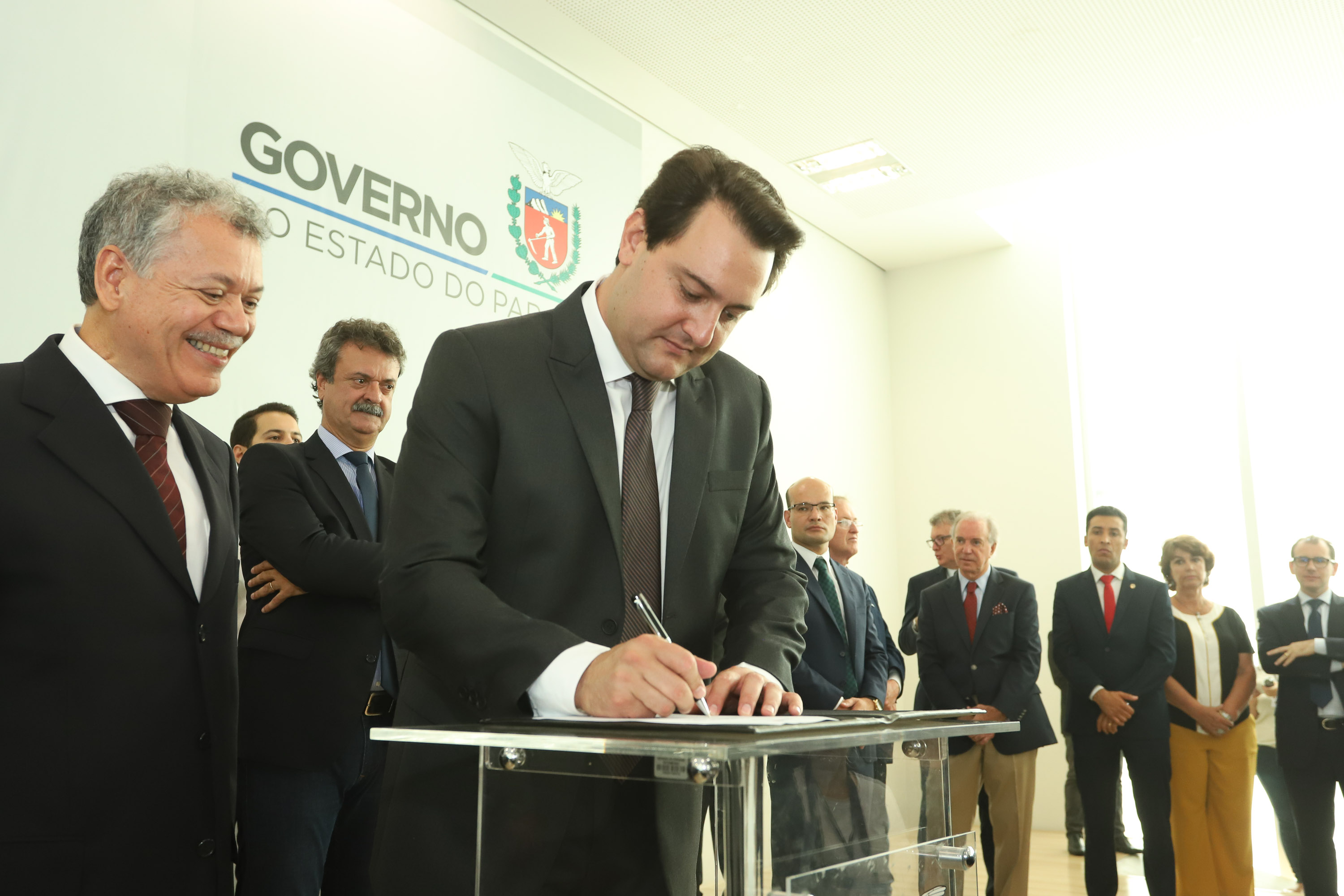 O governador Carlos Massa Ratinho Junior deu posse, em cerimônia no Palácio Iguaçu, ao secretário de Estado do Desenvolvimento Sustentável e Turismo, Marcio Nunes, e aos presidentes das autarquias vinculadas à pasta. Foram empossados os presidentes do Instituto Água e Terra, Everton Souza; do Simepar, Eduardo Alvin; da Paraná Desenvolvimento, Eduardo Bekin; e da Paraná Turismo, João Jacob Mehl. - Curitiba, 12/02/2019 - Foto: Rodrigo Félix Leal/ANPr