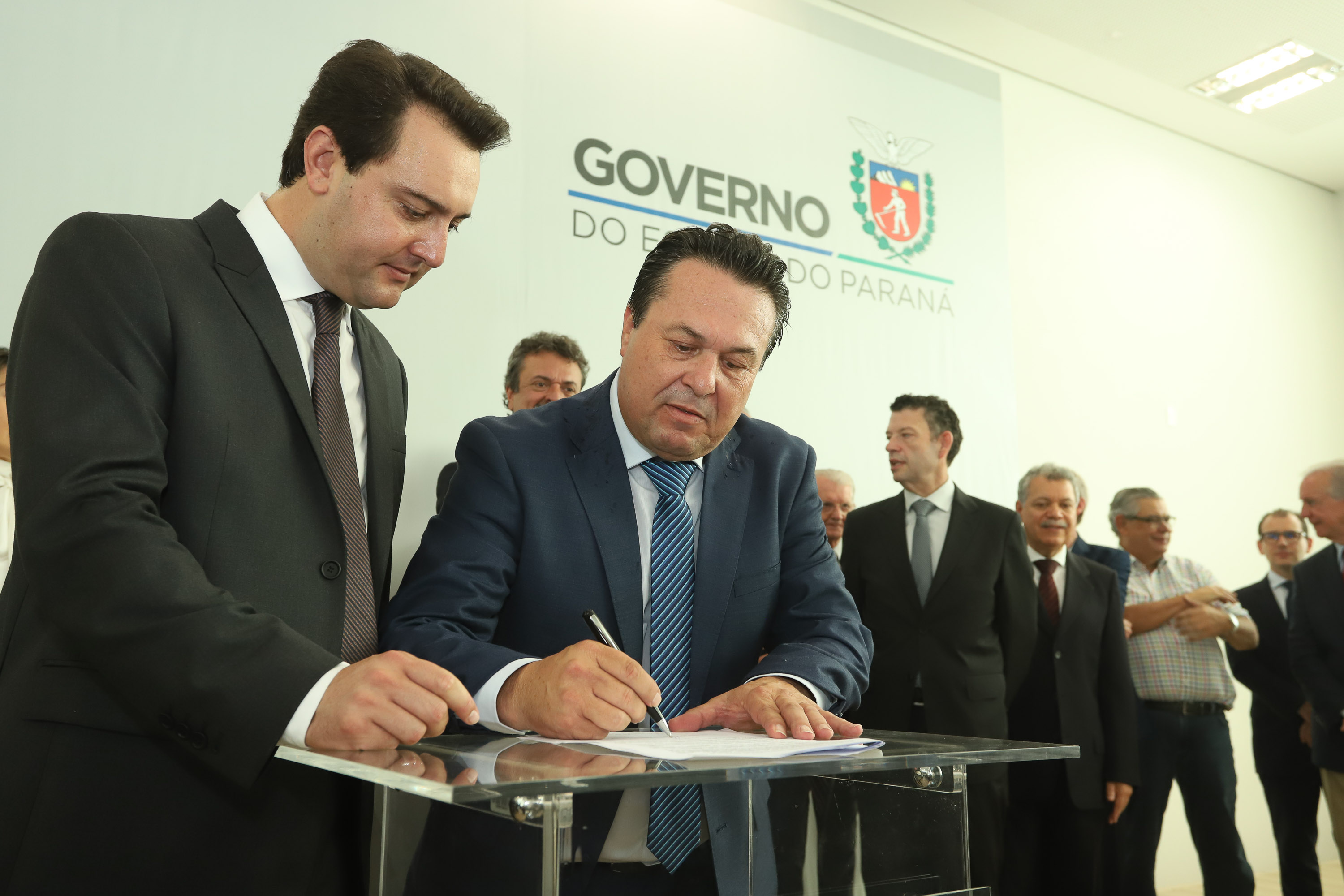O governador Carlos Massa Ratinho Junior deu posse, em cerimônia no Palácio Iguaçu, ao secretário de Estado do Desenvolvimento Sustentável e Turismo, Marcio Nunes, e aos presidentes das autarquias vinculadas à pasta. Foram empossados os presidentes do Instituto Água e Terra, Everton Souza; do Simepar, Eduardo Alvin; da Paraná Desenvolvimento, Eduardo Bekin; e da Paraná Turismo, João Jacob Mehl. - Curitiba, 12/02/2019 - Foto: Rodrigo Félix Leal/ANPr