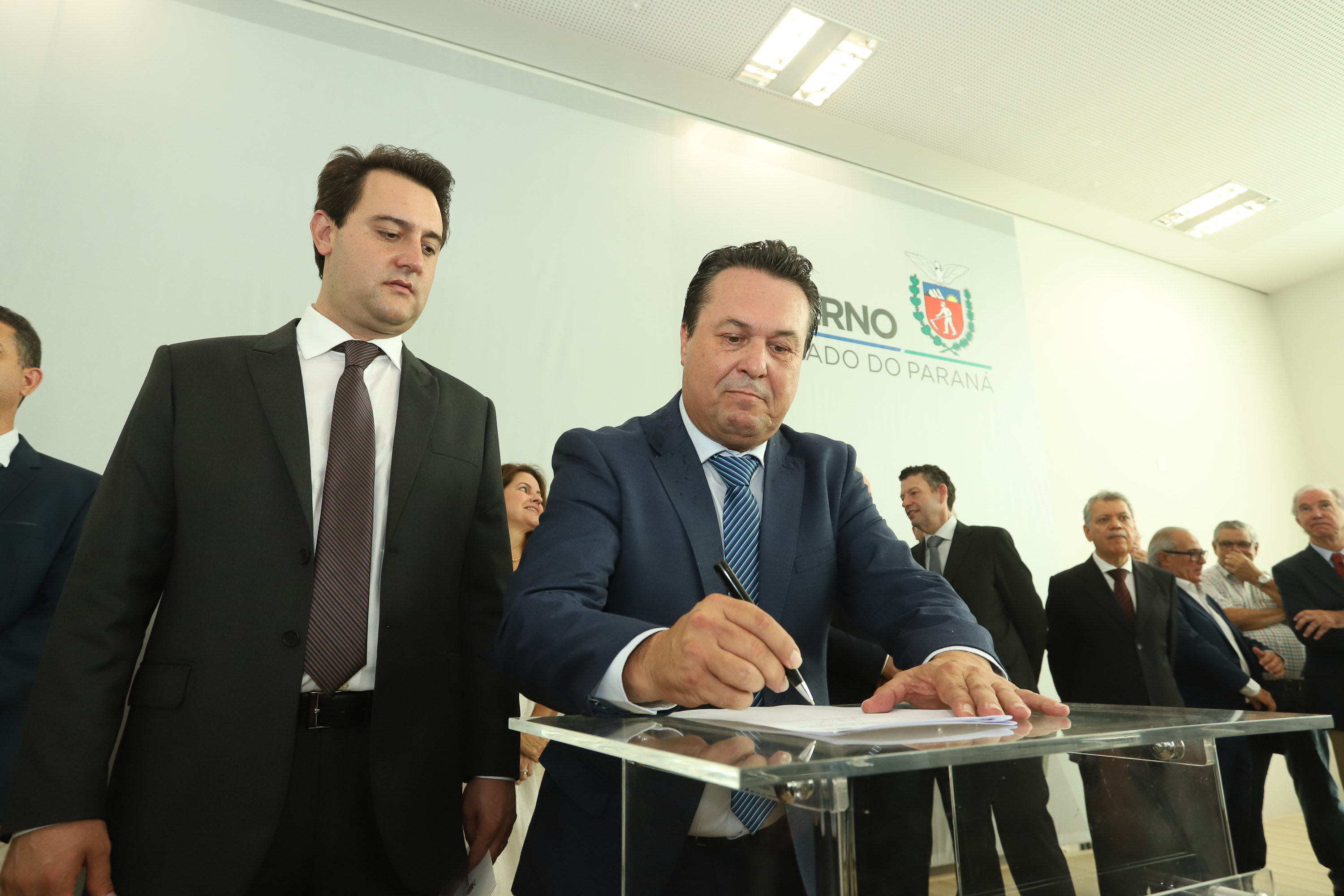 O governador Carlos Massa Ratinho Junior deu posse, em cerimônia no Palácio Iguaçu, ao secretário de Estado do Desenvolvimento Sustentável e Turismo, Marcio Nunes, e aos presidentes das autarquias vinculadas à pasta. Foram empossados os presidentes do Instituto Água e Terra, Everton Souza; do Simepar, Eduardo Alvin; da Paraná Desenvolvimento, Eduardo Bekin; e da Paraná Turismo, João Jacob Mehl. - Curitiba, 12/02/2019 - Foto: Rodrigo Félix Leal/ANPr