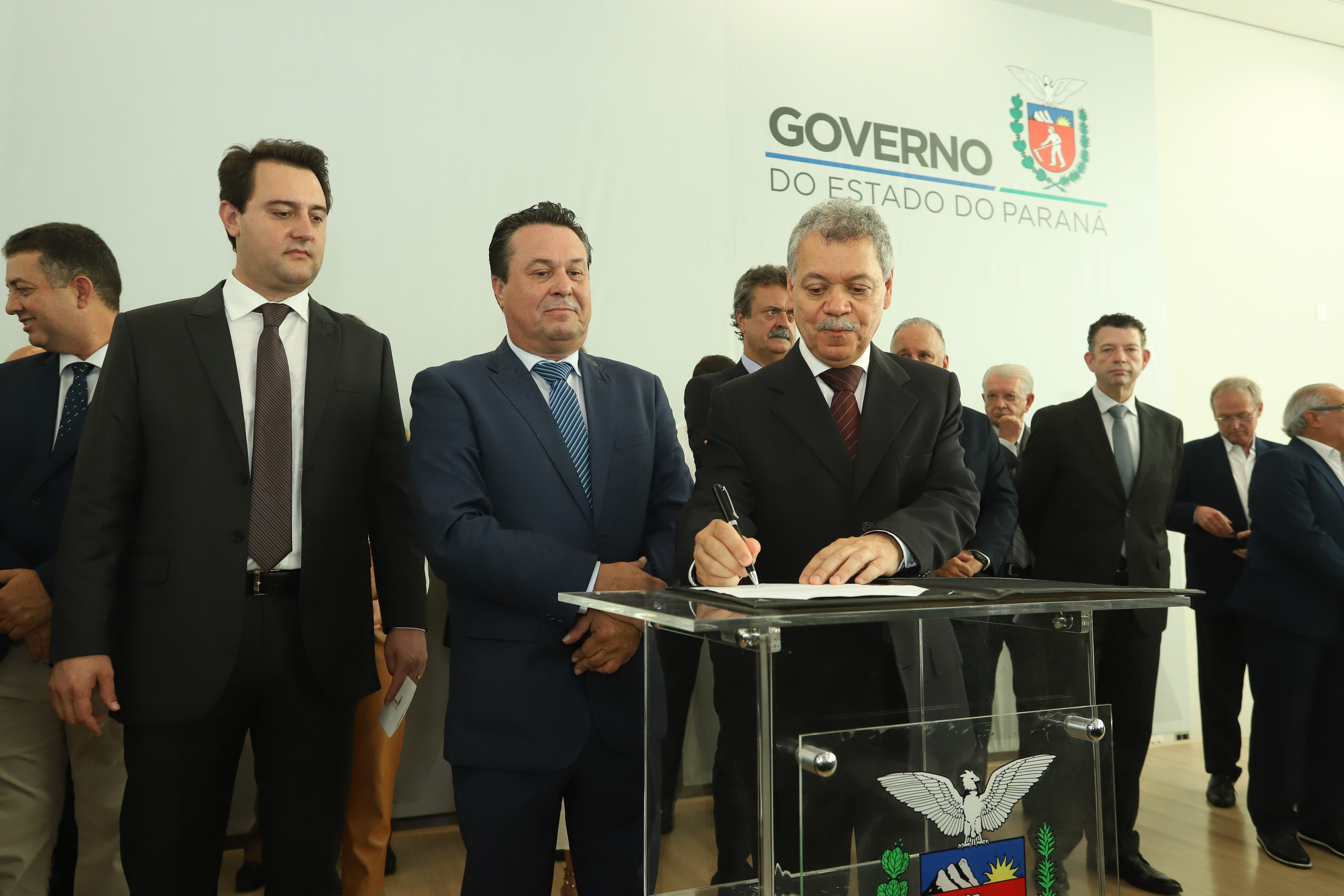 O governador Carlos Massa Ratinho Junior deu posse, em cerimônia no Palácio Iguaçu, ao secretário de Estado do Desenvolvimento Sustentável e Turismo, Marcio Nunes, e aos presidentes das autarquias vinculadas à pasta. Foram empossados os presidentes do Instituto Água e Terra, Everton Souza; do Simepar, Eduardo Alvin; da Paraná Desenvolvimento, Eduardo Bekin; e da Paraná Turismo, João Jacob Mehl. - Curitiba, 12/02/2019 - Foto: Rodrigo Félix Leal/ANPr
