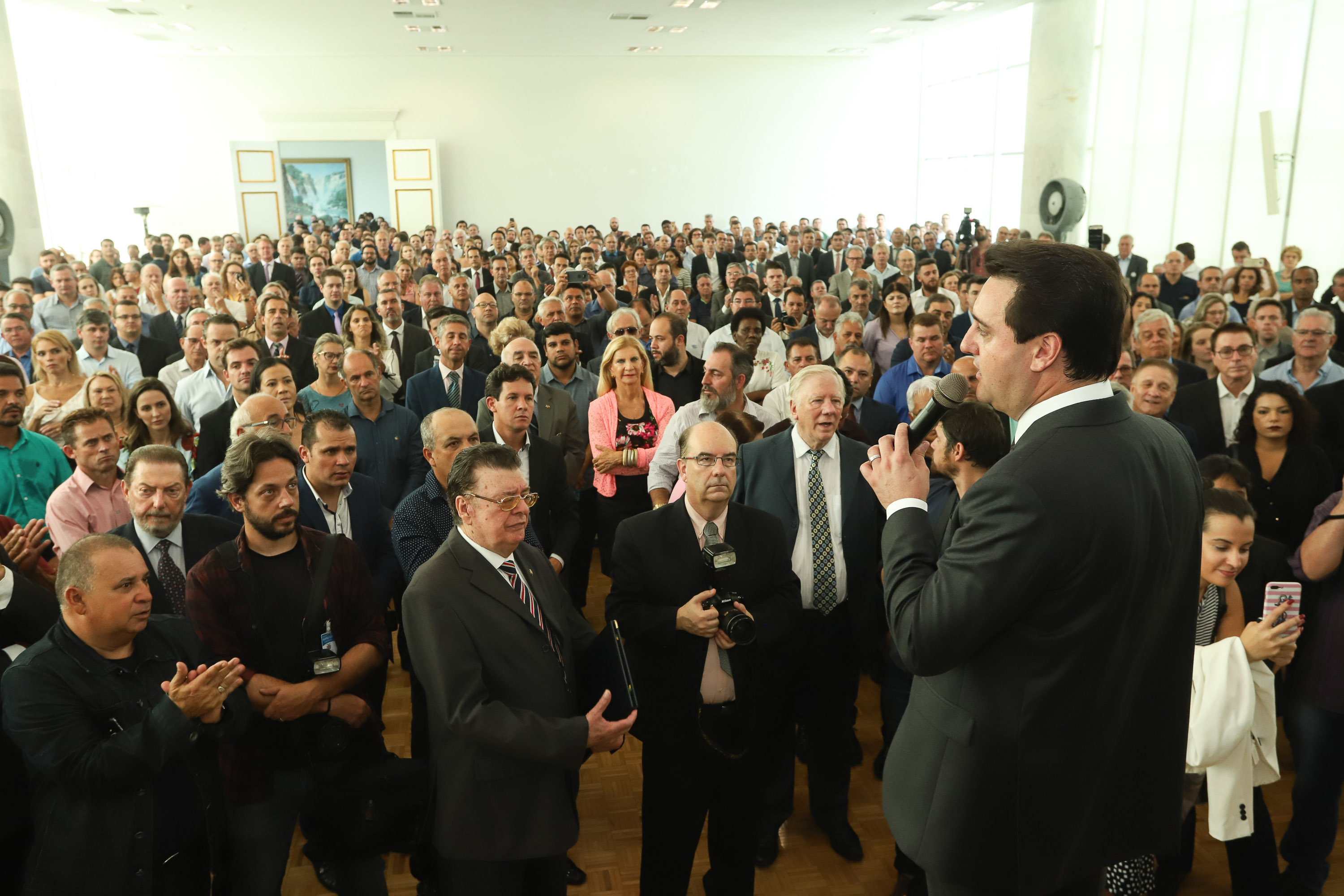 O governador Carlos Massa Ratinho Junior deu posse, em cerimônia no Palácio Iguaçu, ao secretário de Estado do Desenvolvimento Sustentável e Turismo, Marcio Nunes, e aos presidentes das autarquias vinculadas à pasta. Foram empossados os presidentes do Instituto Água e Terra, Everton Souza; do Simepar, Eduardo Alvin; da Paraná Desenvolvimento, Eduardo Bekin; e da Paraná Turismo, João Jacob Mehl. - Curitiba, 12/02/2019 - Foto: Rodrigo Félix Leal/ANPr