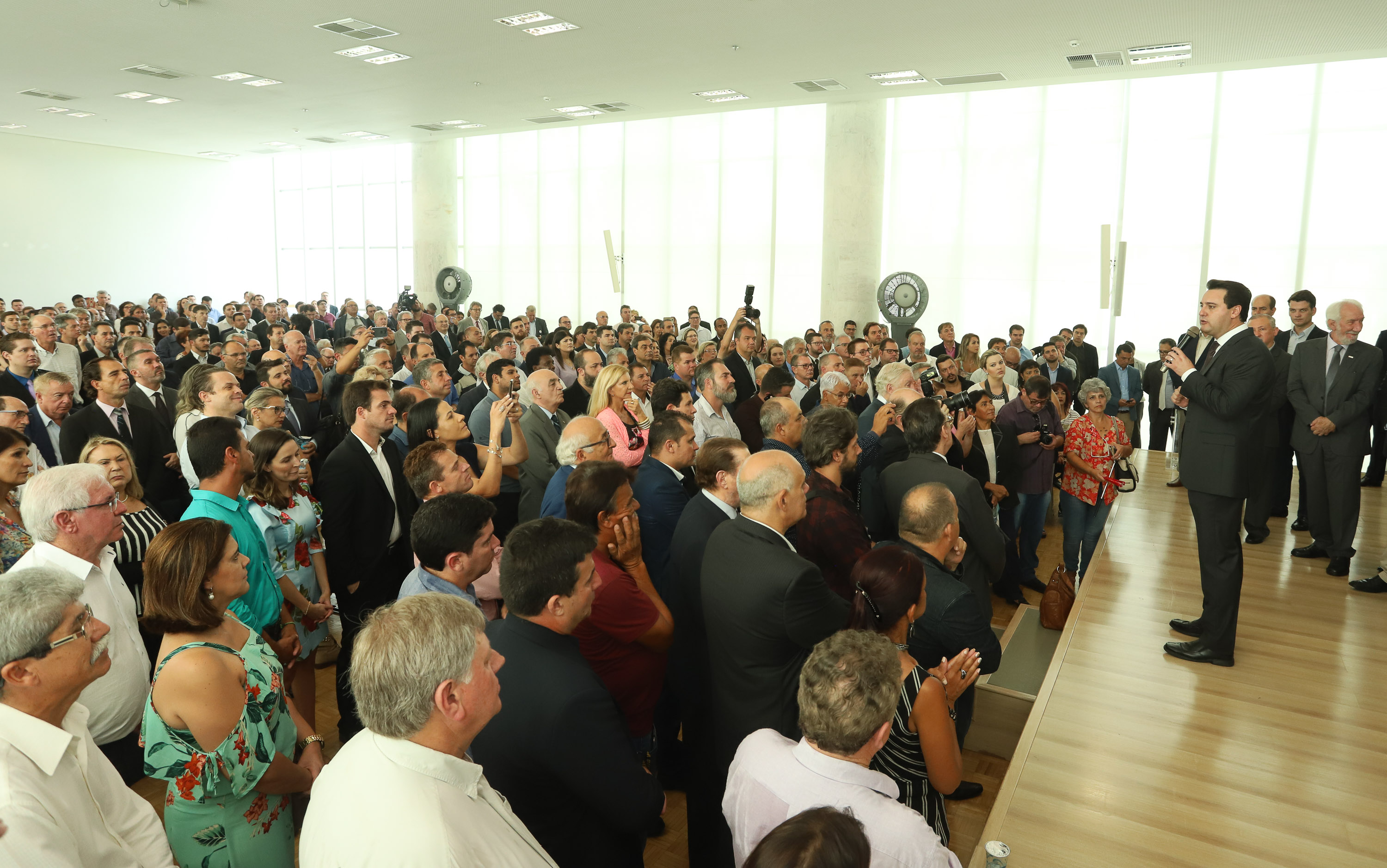 O governador Carlos Massa Ratinho Junior deu posse, em cerimônia no Palácio Iguaçu, ao secretário de Estado do Desenvolvimento Sustentável e Turismo, Marcio Nunes, e aos presidentes das autarquias vinculadas à pasta. Foram empossados os presidentes do Instituto Água e Terra, Everton Souza; do Simepar, Eduardo Alvin; da Paraná Desenvolvimento, Eduardo Bekin; e da Paraná Turismo, João Jacob Mehl. - Curitiba, 12/02/2019 - Foto: Rodrigo Félix Leal/ANPr