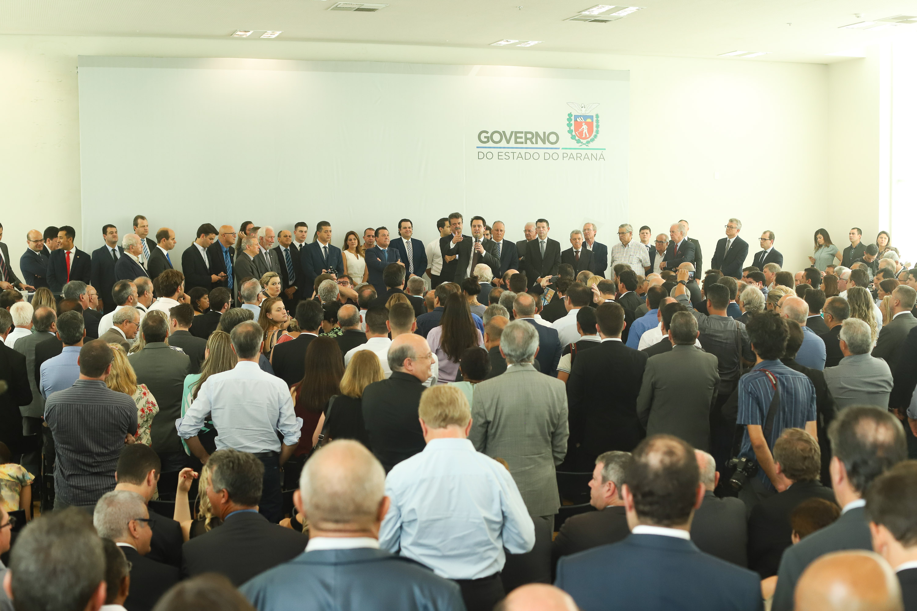 O governador Carlos Massa Ratinho Junior deu posse, em cerimônia no Palácio Iguaçu, ao secretário de Estado do Desenvolvimento Sustentável e Turismo, Marcio Nunes, e aos presidentes das autarquias vinculadas à pasta. Foram empossados os presidentes do Instituto Água e Terra, Everton Souza; do Simepar, Eduardo Alvin; da Paraná Desenvolvimento, Eduardo Bekin; e da Paraná Turismo, João Jacob Mehl. - Curitiba, 12/02/2019 - Foto: Rodrigo Félix Leal/ANPr