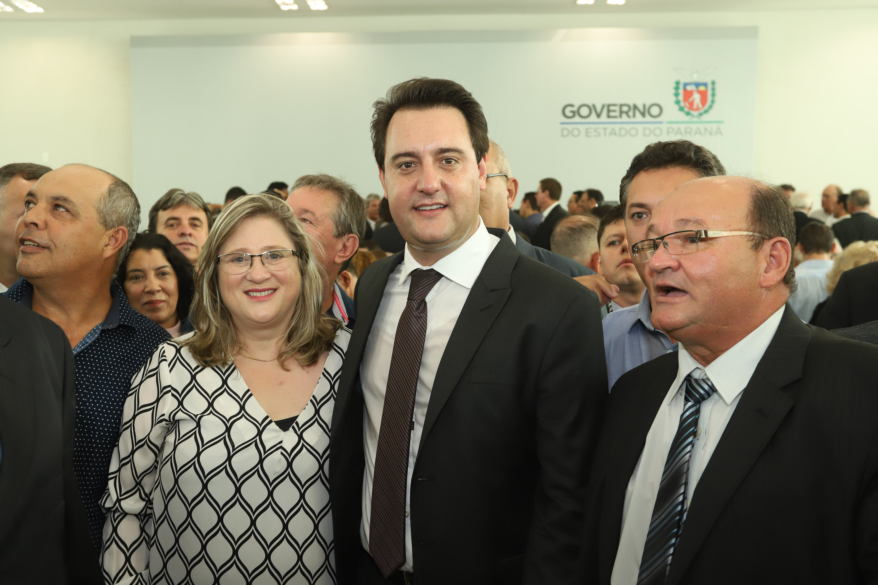 O governador Carlos Massa Ratinho Junior deu posse, em cerimônia no Palácio Iguaçu, ao secretário de Estado do Desenvolvimento Sustentável e Turismo, Marcio Nunes, e aos presidentes das autarquias vinculadas à pasta. Foram empossados os presidentes do Instituto Água e Terra, Everton Souza; do Simepar, Eduardo Alvin; da Paraná Desenvolvimento, Eduardo Bekin; e da Paraná Turismo, João Jacob Mehl. - Curitiba, 12/02/2019 - Foto: Rodrigo Félix Leal/ANPr