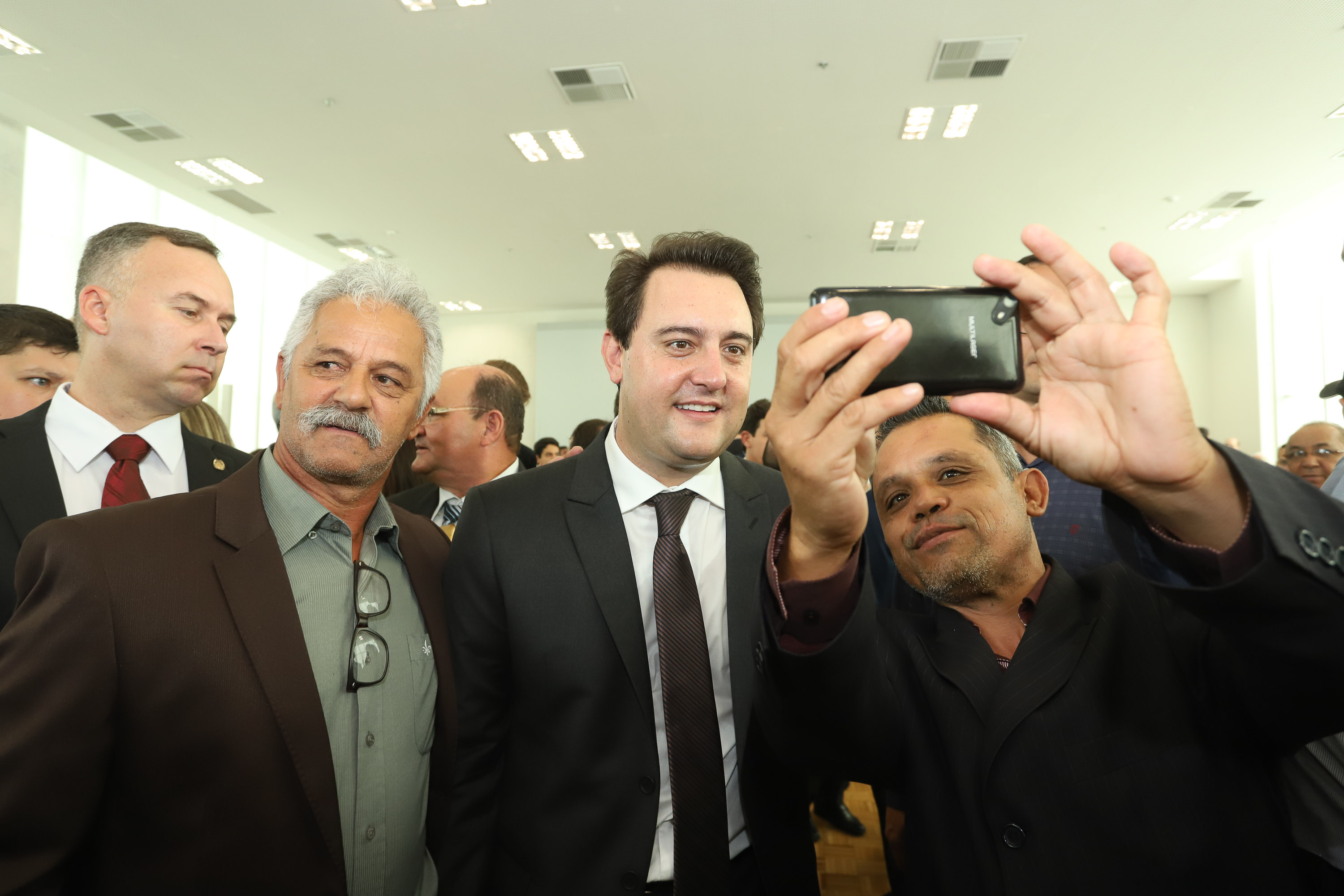 O governador Carlos Massa Ratinho Junior deu posse, em cerimônia no Palácio Iguaçu, ao secretário de Estado do Desenvolvimento Sustentável e Turismo, Marcio Nunes, e aos presidentes das autarquias vinculadas à pasta. Foram empossados os presidentes do Instituto Água e Terra, Everton Souza; do Simepar, Eduardo Alvin; da Paraná Desenvolvimento, Eduardo Bekin; e da Paraná Turismo, João Jacob Mehl. - Curitiba, 12/02/2019 - Foto: Rodrigo Félix Leal/ANPr