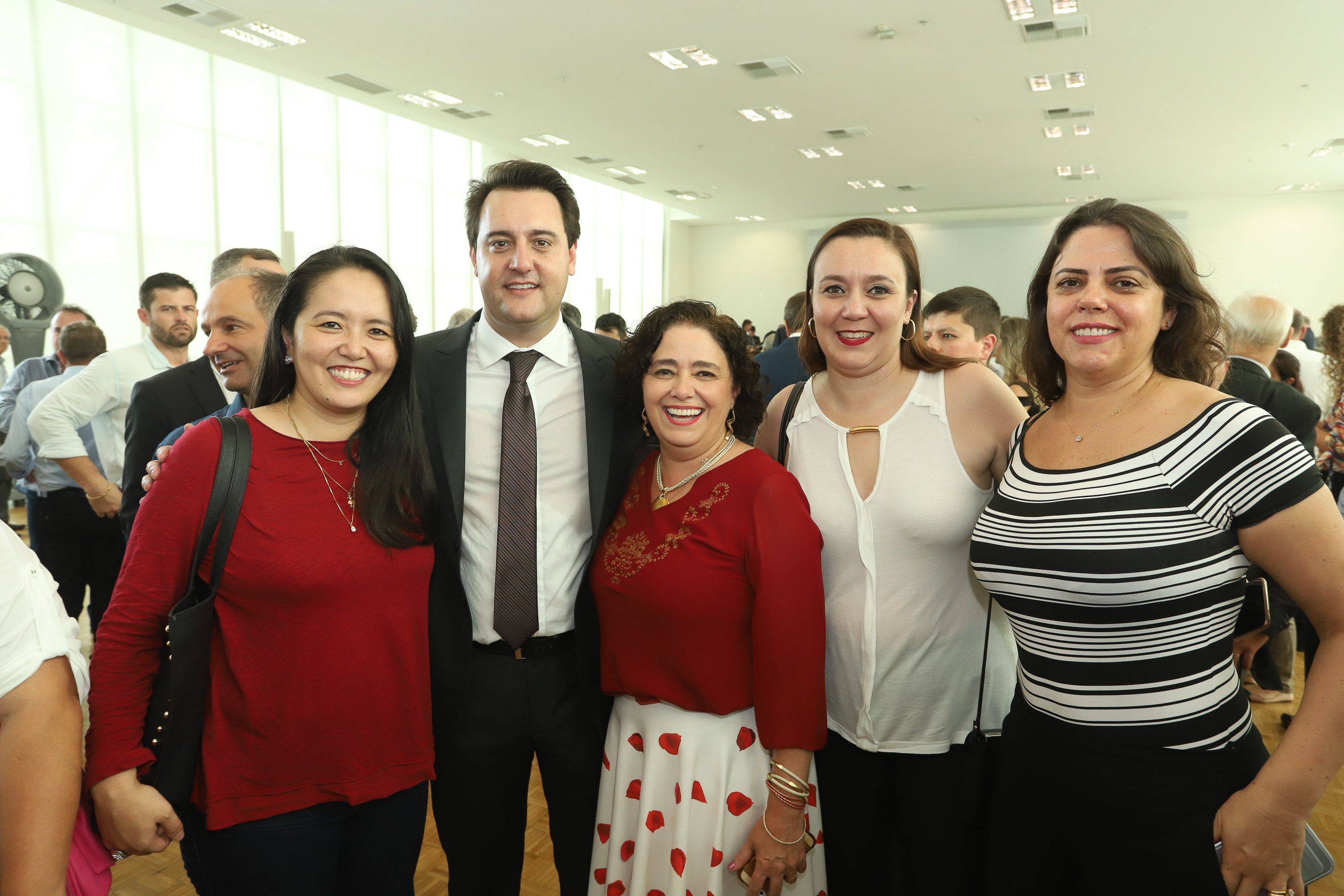 O governador Carlos Massa Ratinho Junior deu posse, em cerimônia no Palácio Iguaçu, ao secretário de Estado do Desenvolvimento Sustentável e Turismo, Marcio Nunes, e aos presidentes das autarquias vinculadas à pasta. Foram empossados os presidentes do Instituto Água e Terra, Everton Souza; do Simepar, Eduardo Alvin; da Paraná Desenvolvimento, Eduardo Bekin; e da Paraná Turismo, João Jacob Mehl. - Curitiba, 12/02/2019 - Foto: Rodrigo Félix Leal/ANPr