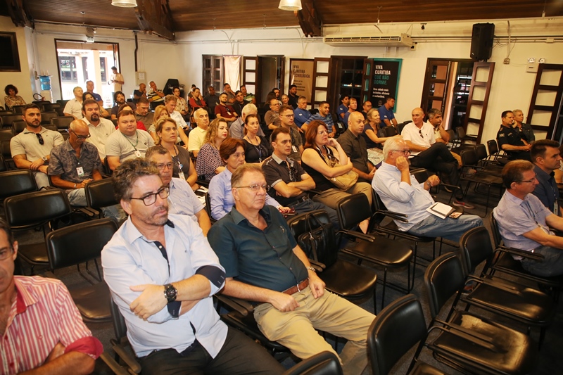 A Companhia de Saneamento do Paraná (Sanepar) e a Secretaria Municipal do Meio Ambiente de Curitiba vão reforçar a parceria nos próximos meses para a despoluição dos rios urbanos de Curitiba. Na foto, Equipes da Sanepar, da prefeitura e terceirizados participaram do treinamento   -  Curitiba, 15/02/2019  -  Foto: Divulgação Sanepar