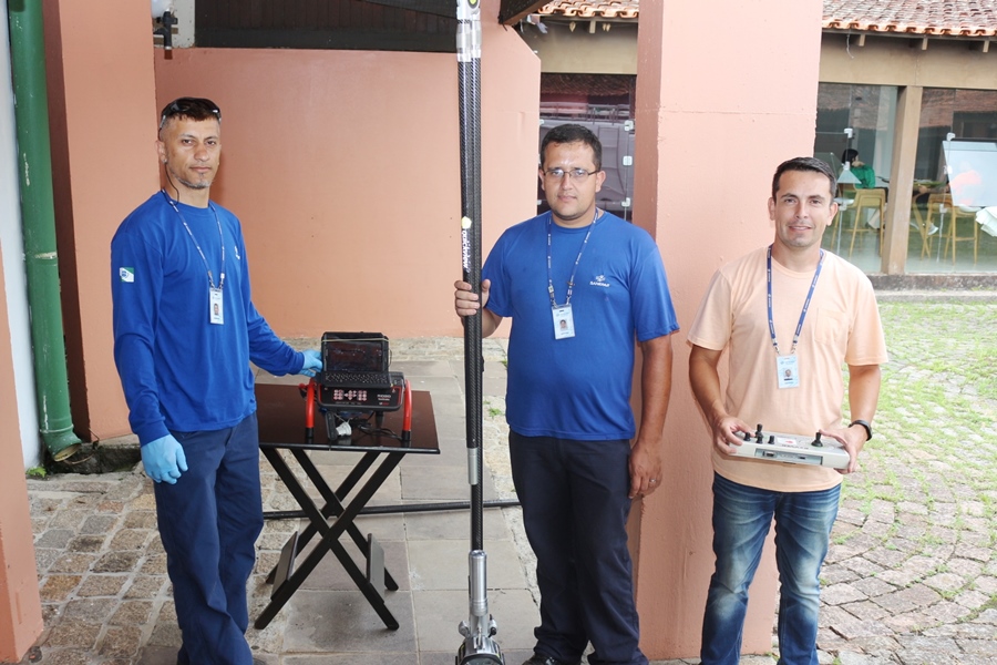 A Companhia de Saneamento do Paraná (Sanepar) e a Secretaria Municipal do Meio Ambiente de Curitiba vão reforçar a parceria nos próximos meses para a despoluição dos rios urbanos de Curitiba.    Na imagem, Equipe da Sanepar com equipamentos de telediagnóstico de rede  -  Curitiba, 15/02/2019  -  Foto: Divulgação Sanepar