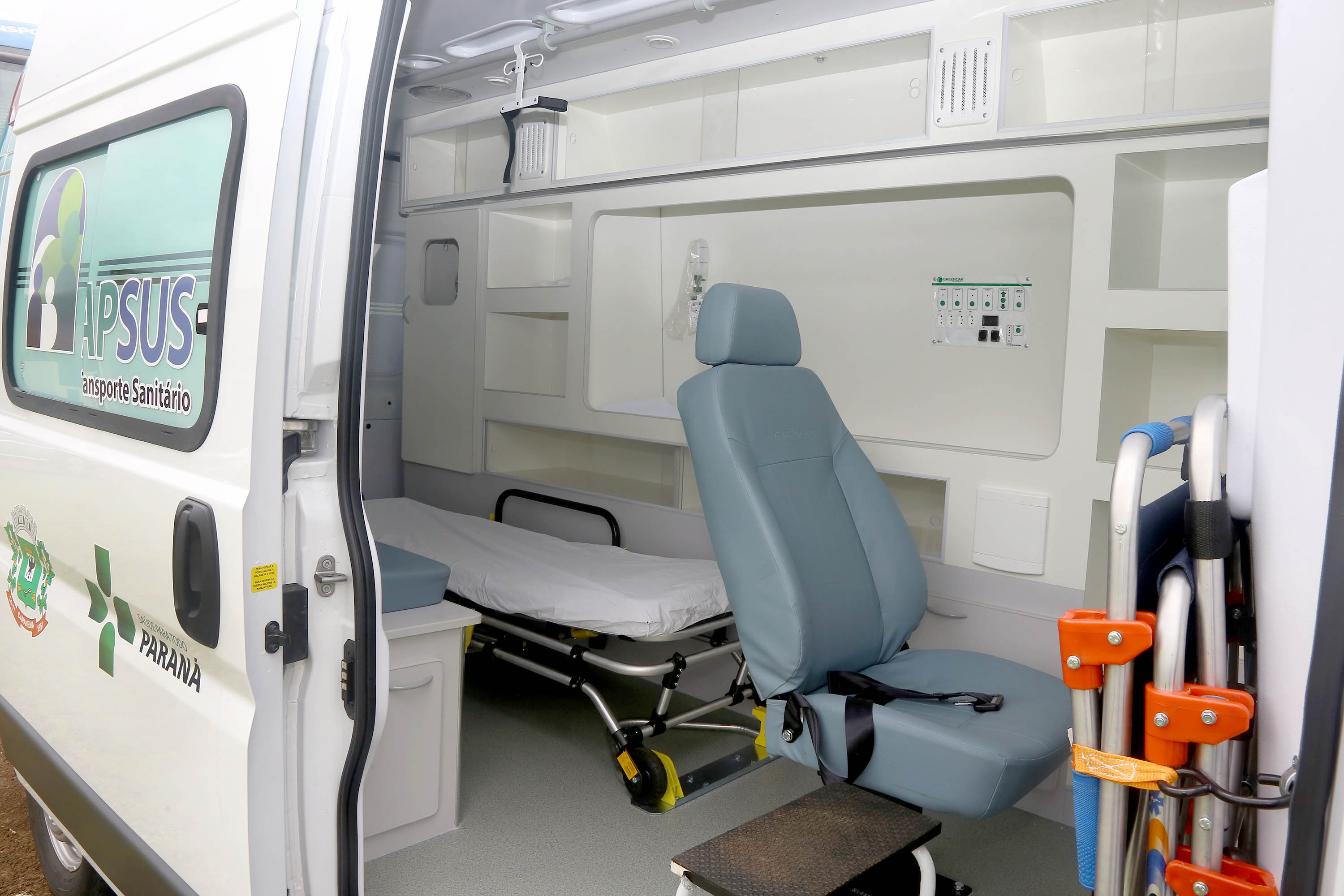 Uma cerimônia realizada nesta sexta-feira (15) em Capanema, no Sudoeste do Paraná, oficializou a entrega de uma Unidade de Saúde, uma UTI Móvel, equipamentos de fisioterapia e um ônibus de 40 lugares para a população local