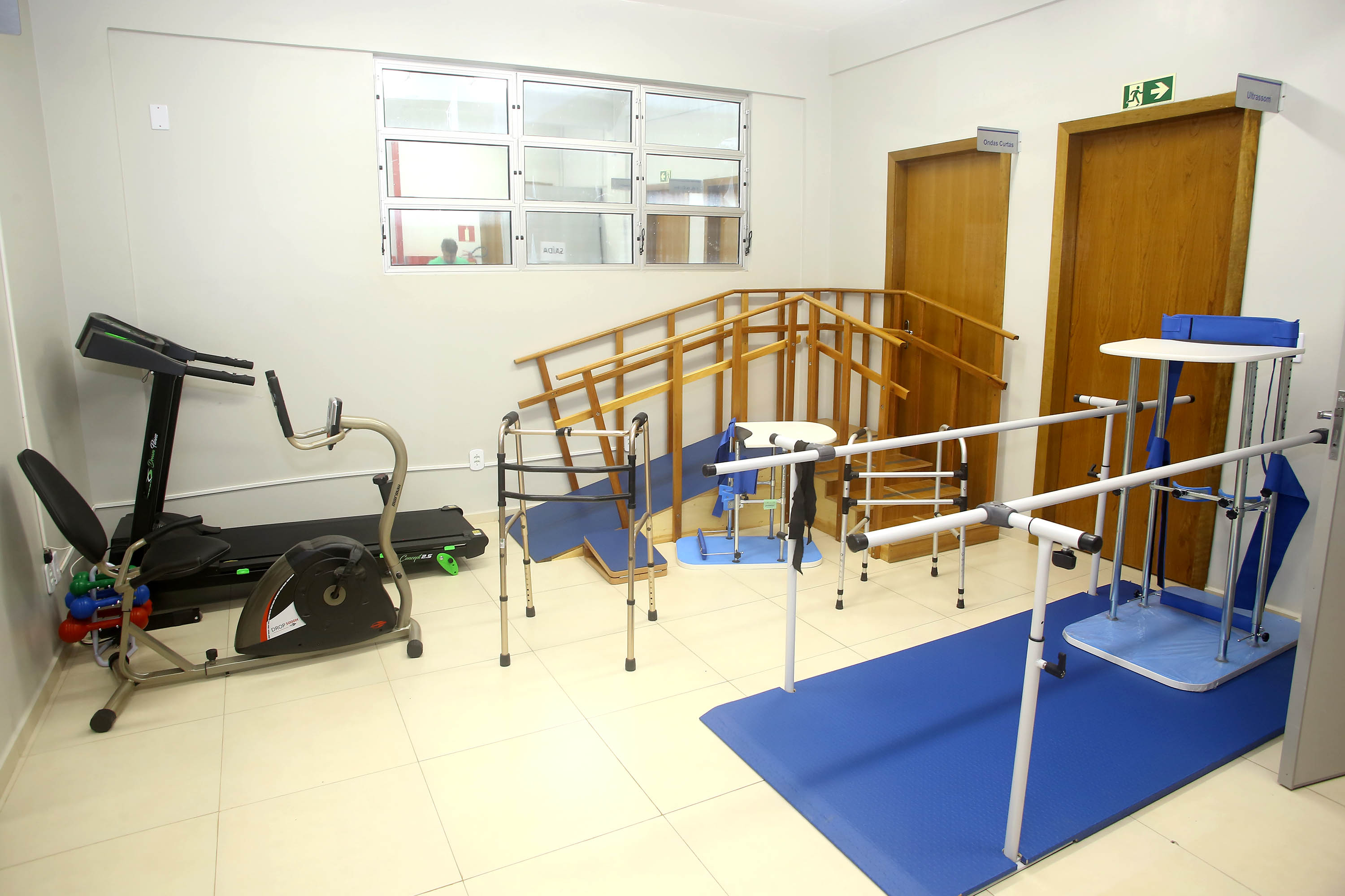 Uma cerimônia realizada nesta sexta-feira (15) em Capanema, no Sudoeste do Paraná, oficializou a entrega de uma Unidade de Saúde, uma UTI Móvel, equipamentos de fisioterapia e um ônibus de 40 lugares para a população local