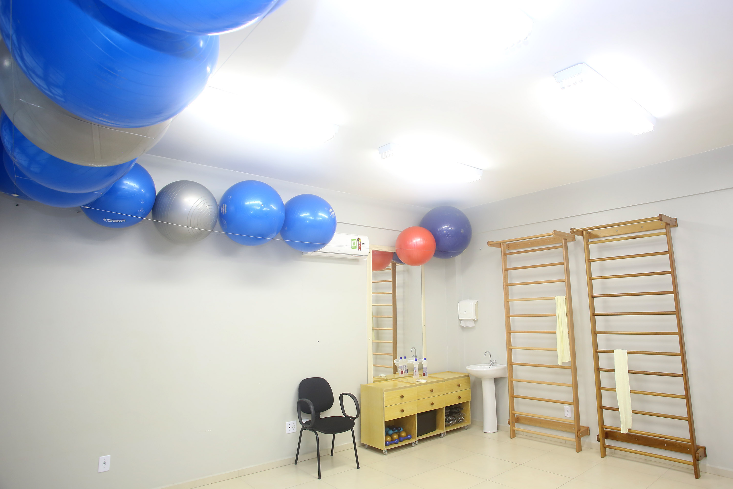 Uma cerimônia realizada nesta sexta-feira (15) em Capanema, no Sudoeste do Paraná, oficializou a entrega de uma Unidade de Saúde, uma UTI Móvel, equipamentos de fisioterapia e um ônibus de 40 lugares para a população local