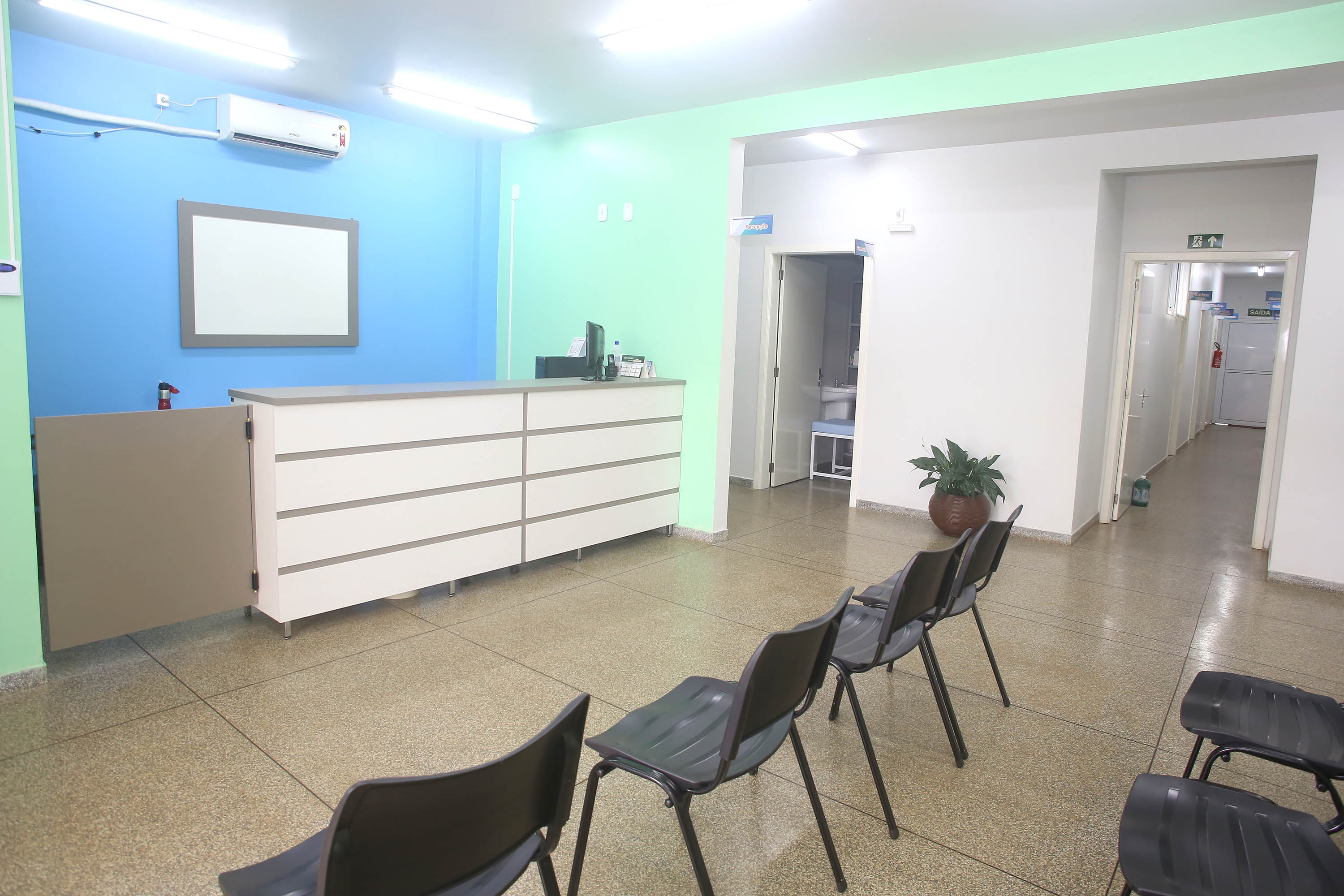 Uma cerimônia realizada nesta sexta-feira (15) em Capanema, no Sudoeste do Paraná, oficializou a entrega de uma Unidade de Saúde, uma UTI Móvel, equipamentos de fisioterapia e um ônibus de 40 lugares para a população local