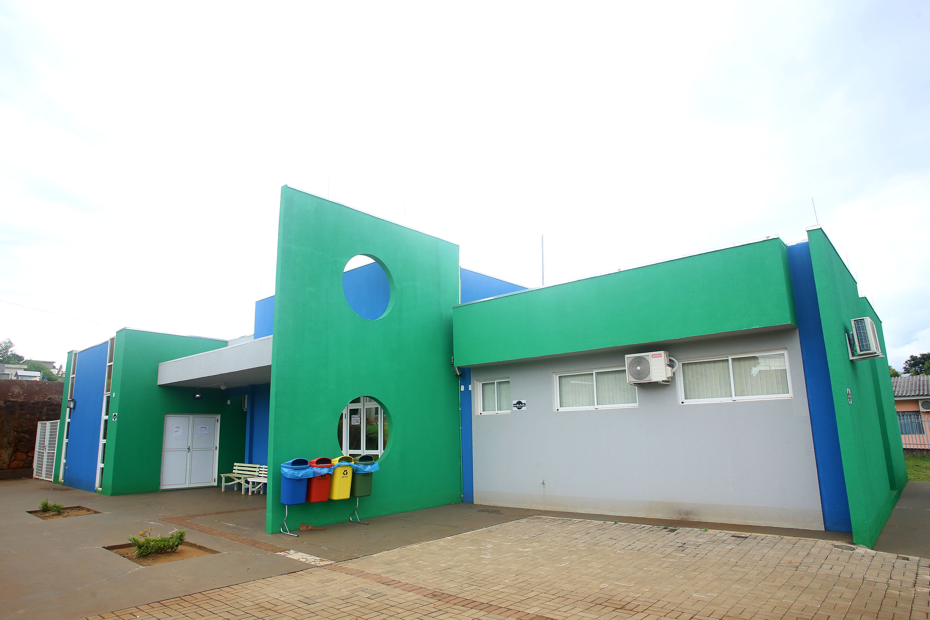 Uma cerimônia realizada nesta sexta-feira (15) em Capanema, no Sudoeste do Paraná, oficializou a entrega de uma Unidade de Saúde, uma UTI Móvel, equipamentos de fisioterapia e um ônibus de 40 lugares para a população local