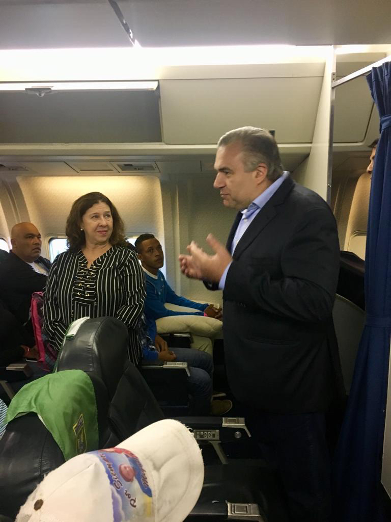 O secretário da Justiça, Família e Trabalho (Sejuf), Ney Leprevost recepcionou, nesta sexta feira, 15, um novo grupo de 109 venezuelanos que chegou à Curitiba. Os imigrantes vieram de Boa Vista (RR), em um avião da Força Aérea Brasileira (FAB), numa ação da Operação Acolhida. - Curitiba, 15/02/2019 - Foto: Divulgação SEJUF