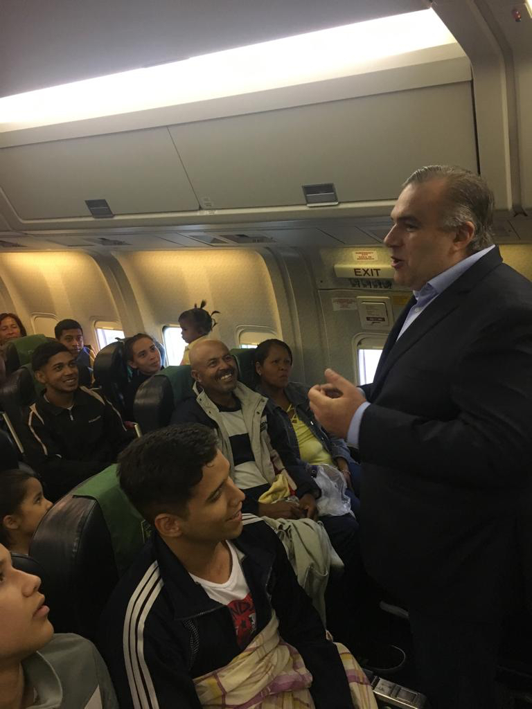 O secretário da Justiça, Família e Trabalho (Sejuf), Ney Leprevost recepcionou, nesta sexta feira, 15, um novo grupo de 109 venezuelanos que chegou à Curitiba. Os imigrantes vieram de Boa Vista (RR), em um avião da Força Aérea Brasileira (FAB), numa ação da Operação Acolhida. - Curitiba, 15/02/2019 - Foto: Divulgação SEJUF