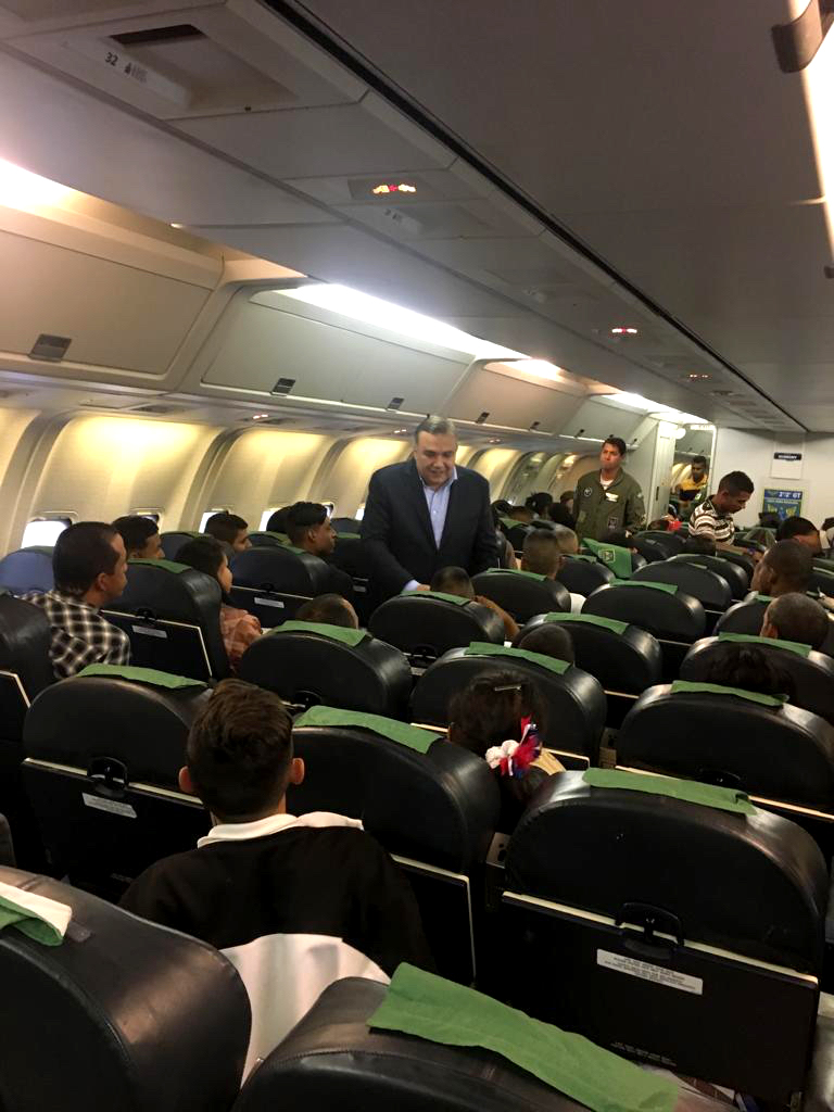 O secretário da Justiça, Família e Trabalho (Sejuf), Ney Leprevost recepcionou, nesta sexta feira, 15, um novo grupo de 109 venezuelanos que chegou à Curitiba. Os imigrantes vieram de Boa Vista (RR), em um avião da Força Aérea Brasileira (FAB), numa ação da Operação Acolhida. - Curitiba, 15/02/2019 - Foto: Divulgação SEJUF