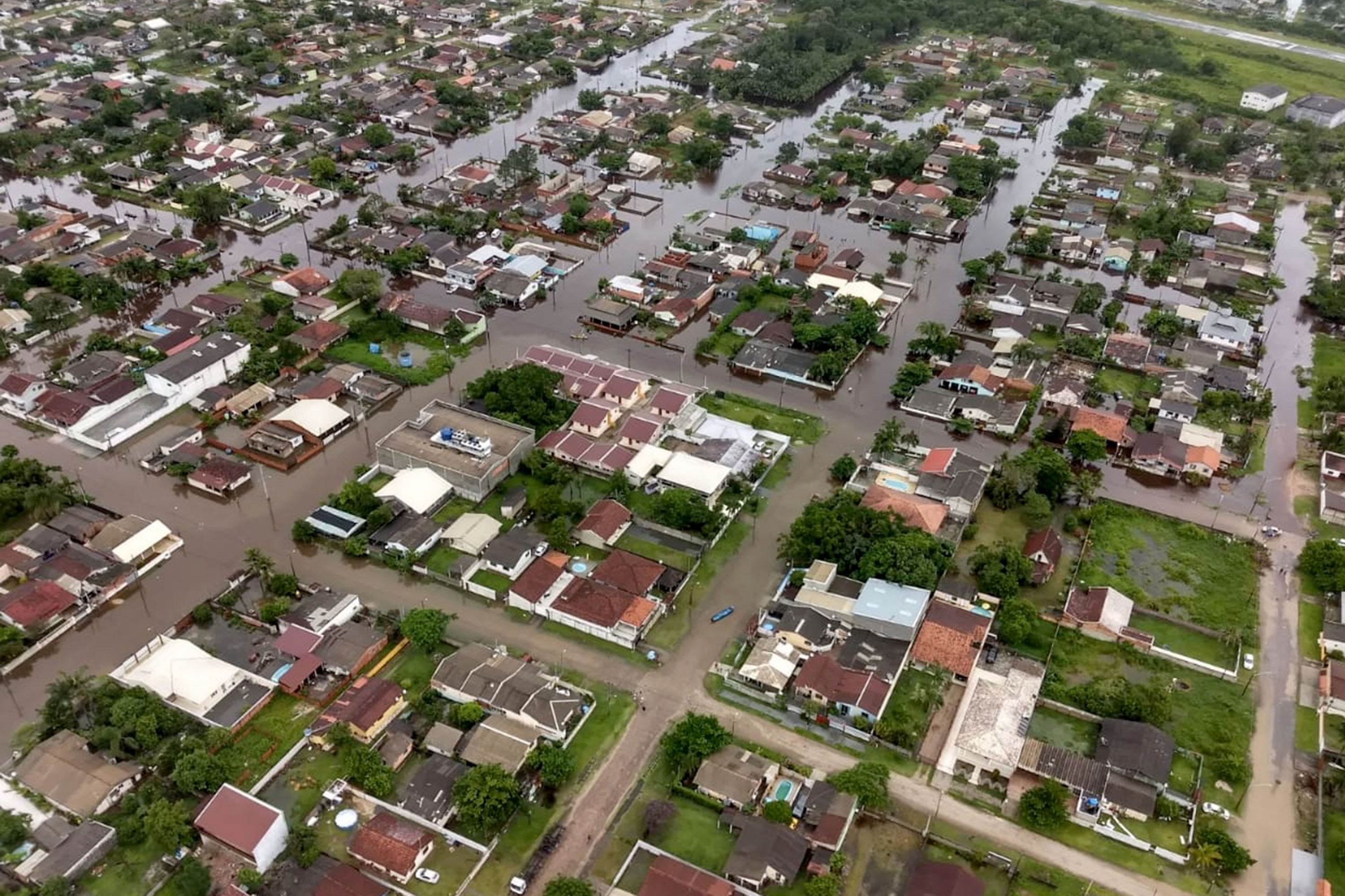 Cerca de 100 pessoas ficaram desalojadas em Guaratuba, no Litoral do Estado, em função das fortes chuvas que atingem a região desde sexta-feira (15). A Defesa Civil estima que cerca de 40 famílias estejam desalojadas em função dos alagamentos que ocorreram no município. - Guaratuba, 17/02/2019 - Foto: Defesa Civil do Governo do Paraná
