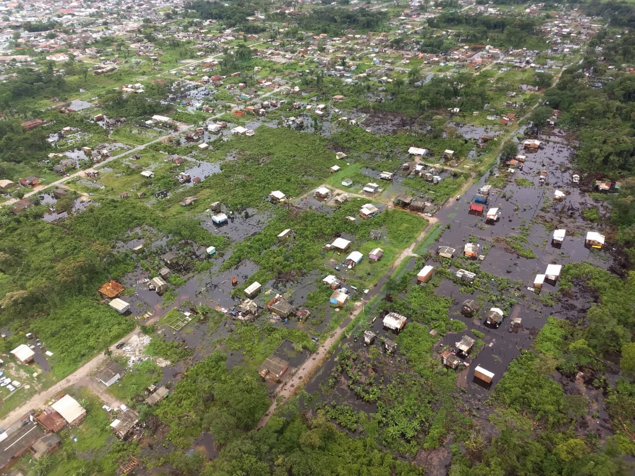 Cerca de 100 pessoas ficaram desalojadas em Guaratuba, no Litoral do Estado, em função das fortes chuvas que atingem a região desde sexta-feira (15). A Defesa Civil estima que cerca de 40 famílias estejam desalojadas em função dos alagamentos que ocorreram no município. - Guaratuba, 17/02/2019 - Foto: Defesa Civil do Governo do Paraná