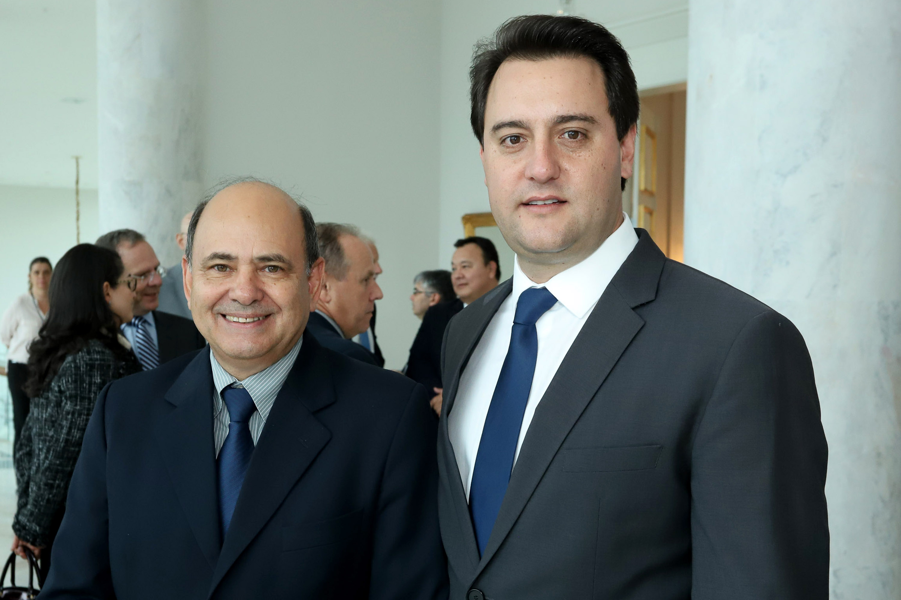 O governador Carlos Massa Ratinho Junior e o secretário de Segurança Pública e Administração Penitenciária, general Luiz Felipe Carbonell, levam ao governador de São Paulo, João Doria Junior, nesta segunda-feira (18), uma proposta de cooperação inédita na fronteira entre os dois estados para combater o crime organizado e o tráfico. O encontro será no Palácio dos Bandeirantes, sede do Executivo paulista. - Foto: Rodrigo Félix Leal/ANPr