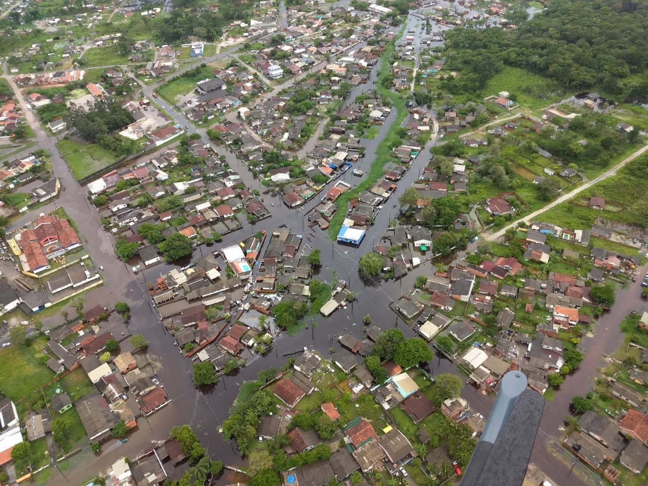 Cerca de 100 pessoas ficaram desalojadas em Guaratuba, no Litoral do Estado, em função das fortes chuvas que atingem a região desde sexta-feira (15). A Defesa Civil estima que cerca de 40 famílias estejam desalojadas em função dos alagamentos que ocorreram no município. - Guaratuba, 17/02/2019 - Foto: Defesa Civil do Governo do Paraná