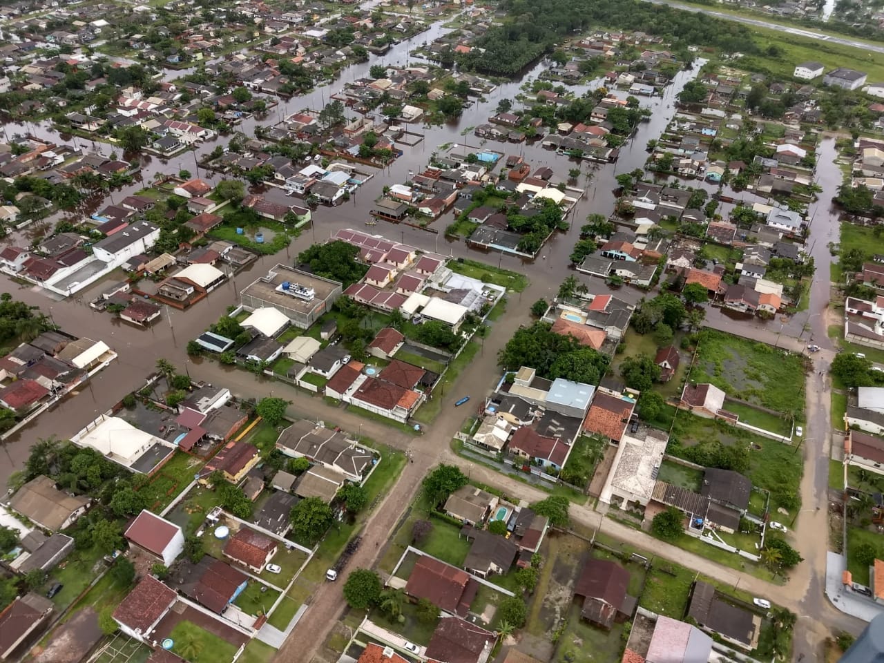 Cerca de 100 pessoas ficaram desalojadas em Guaratuba, no Litoral do Estado, em função das fortes chuvas que atingem a região desde sexta-feira (15). A Defesa Civil estima que cerca de 40 famílias estejam desalojadas em função dos alagamentos que ocorreram no município. - Guaratuba, 17/02/2019 - Foto: Defesa Civil do Governo do Paraná