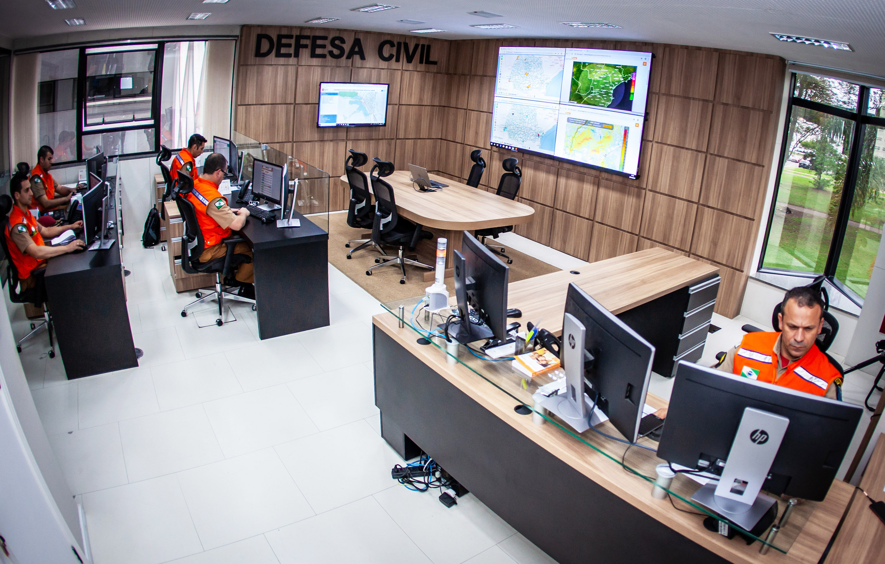 As equipes da Coordenadoria Estadual de Proteção e Defesa Civil estão monitorando a situação de Guaratuba, no Litoral do Estado, que foi atingida por fortes chuvas neste fim de semana