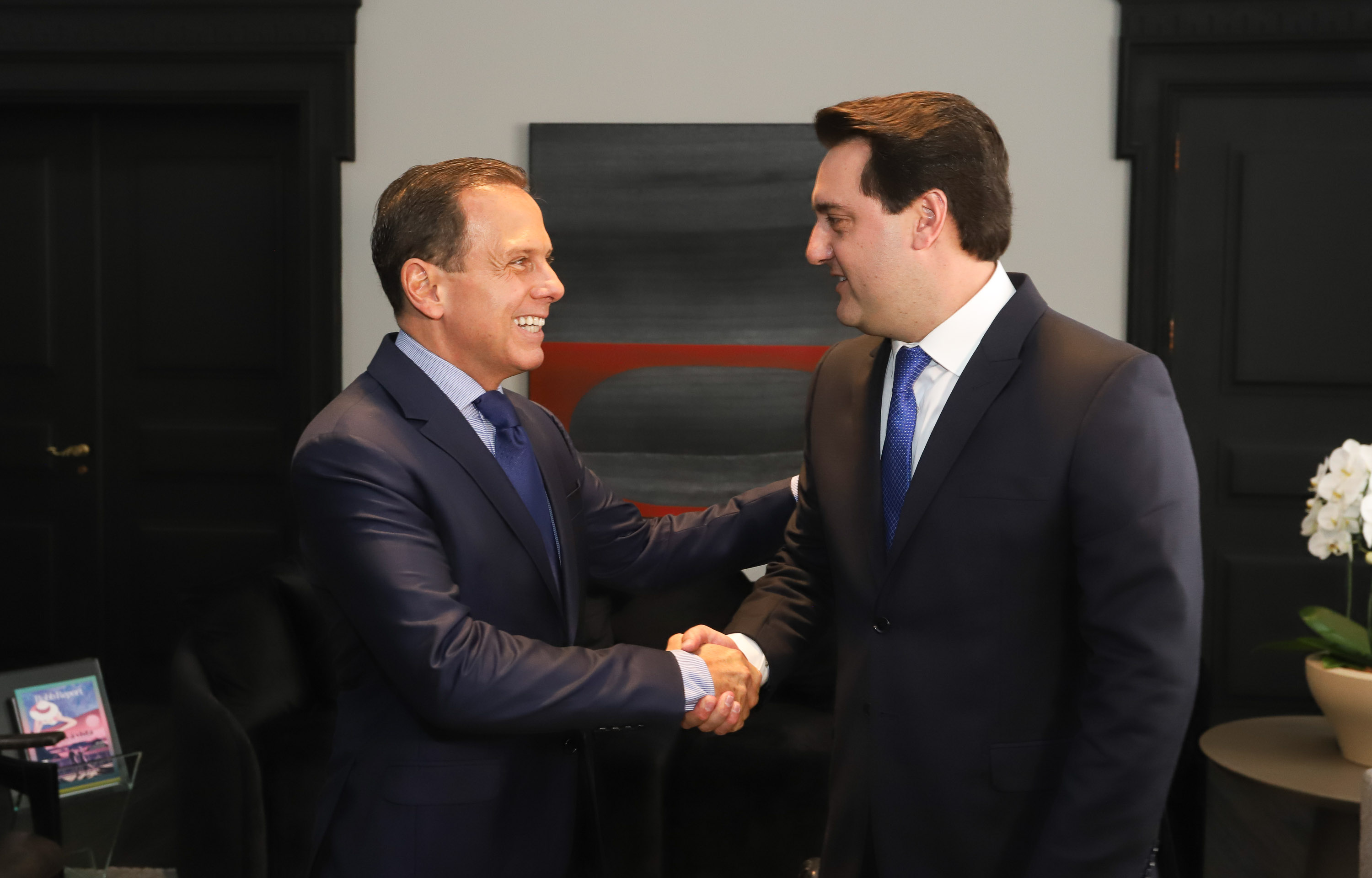 Em reunião realizada no Palácio dos Bandeirantes, em São Paulo, os governadores Carlos Massa Ratinho Junior e João Doria Junior acertaram os termos do projeto executivo de vigilância das fronteiras e integração das forças de segurança para o combate ao crime organizado nos dois estados. Os detalhes serão apresentados em 30 dias pela Secretaria de Segurança Pública e Administração Penitenciária do Paraná. - São Paulo, 18/02/2018 - Foto: Rodrigo Félix Leal/ANPr
