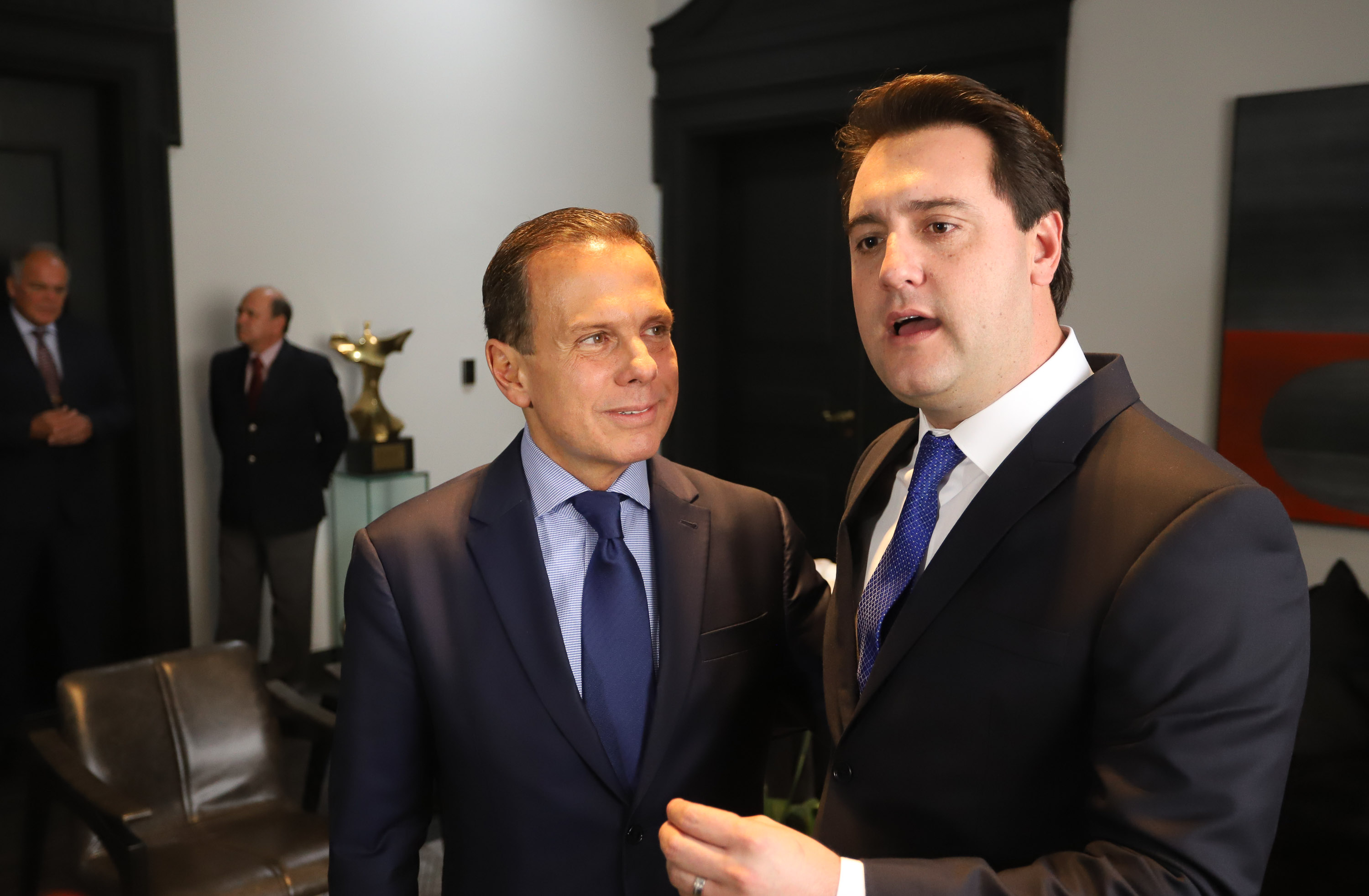 Em reunião realizada no Palácio dos Bandeirantes, em São Paulo, os governadores Carlos Massa Ratinho Junior e João Doria Junior acertaram os termos do projeto executivo de vigilância das fronteiras e integração das forças de segurança para o combate ao crime organizado nos dois estados. Os detalhes serão apresentados em 30 dias pela Secretaria de Segurança Pública e Administração Penitenciária do Paraná. - São Paulo, 18/02/2018 - Foto: Rodrigo Félix Leal/ANPr