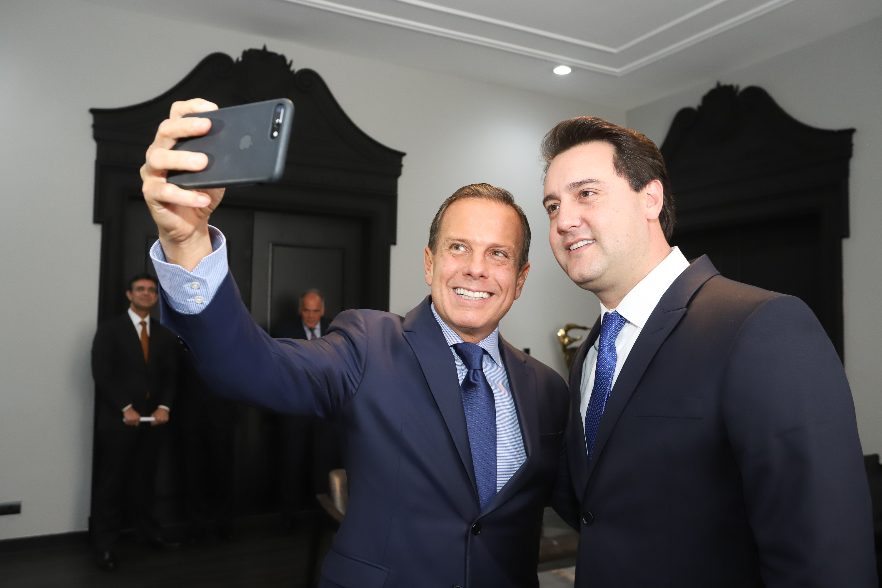 Em reunião realizada no Palácio dos Bandeirantes, em São Paulo, os governadores Carlos Massa Ratinho Junior e João Doria Junior acertaram os termos do projeto executivo de vigilância das fronteiras e integração das forças de segurança para o combate ao crime organizado nos dois estados. Os detalhes serão apresentados em 30 dias pela Secretaria de Segurança Pública e Administração Penitenciária do Paraná. - São Paulo, 18/02/2018 - Foto: Rodrigo Félix Leal/ANPr