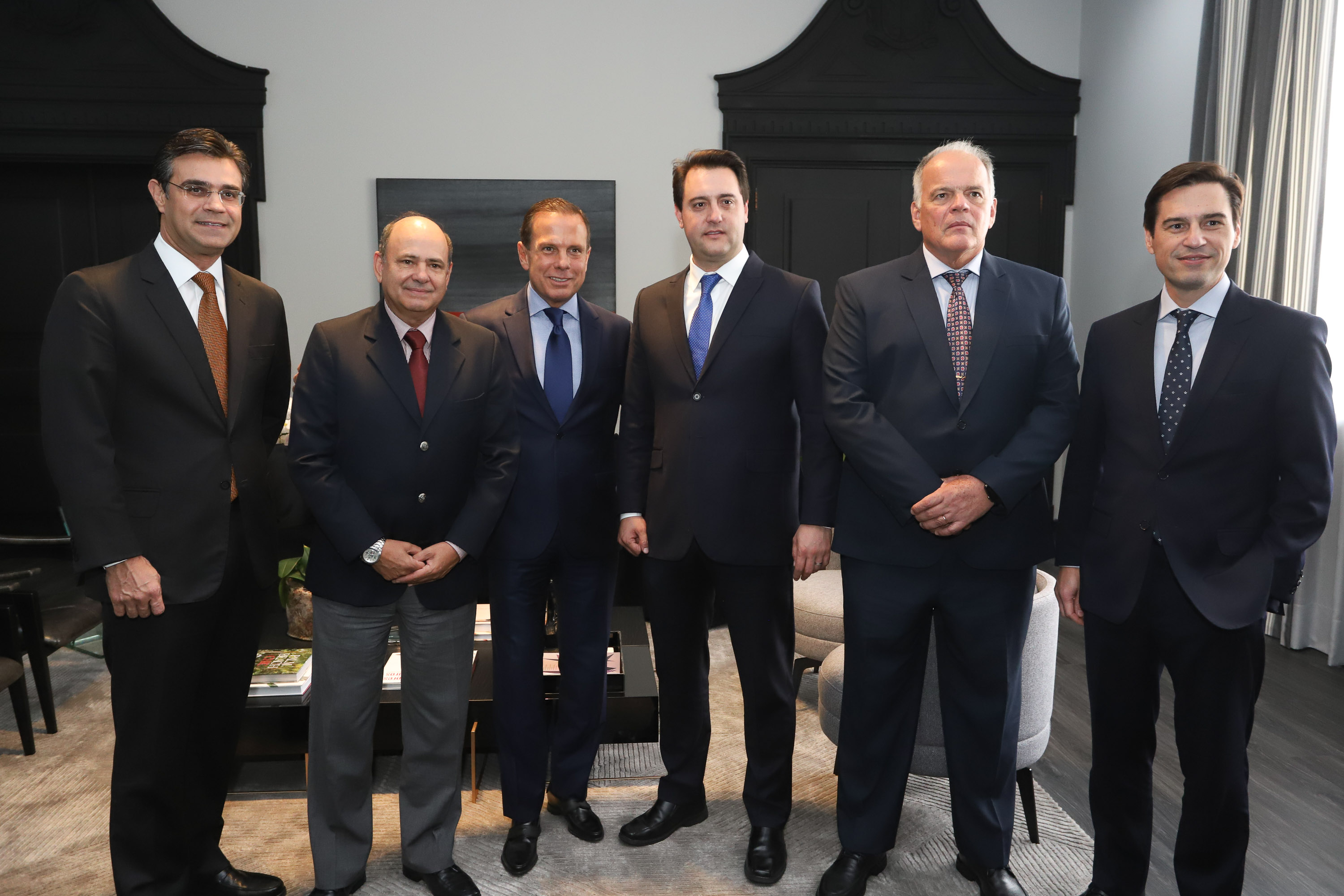 Em reunião realizada no Palácio dos Bandeirantes, em São Paulo, os governadores Carlos Massa Ratinho Junior e João Doria Junior acertaram os termos do projeto executivo de vigilância das fronteiras e integração das forças de segurança para o combate ao crime organizado nos dois estados. Os detalhes serão apresentados em 30 dias pela Secretaria de Segurança Pública e Administração Penitenciária do Paraná. - São Paulo, 18/02/2018 - Foto: Rodrigo Félix Leal/ANPr