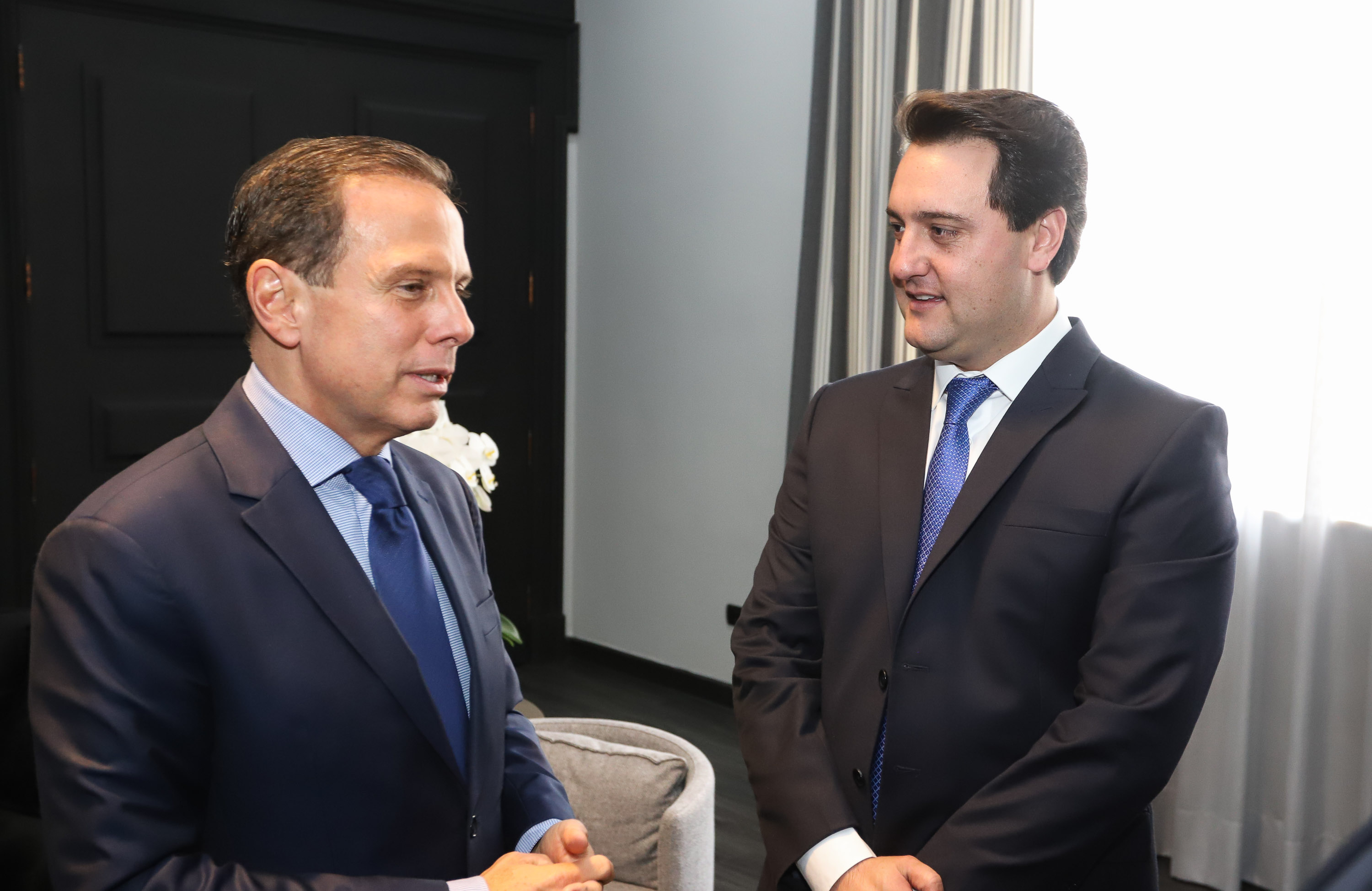 Em reunião realizada no Palácio dos Bandeirantes, em São Paulo, os governadores Carlos Massa Ratinho Junior e João Doria Junior acertaram os termos do projeto executivo de vigilância das fronteiras e integração das forças de segurança para o combate ao crime organizado nos dois estados. Os detalhes serão apresentados em 30 dias pela Secretaria de Segurança Pública e Administração Penitenciária do Paraná. - São Paulo, 18/02/2018 - Foto: Rodrigo Félix Leal/ANPr