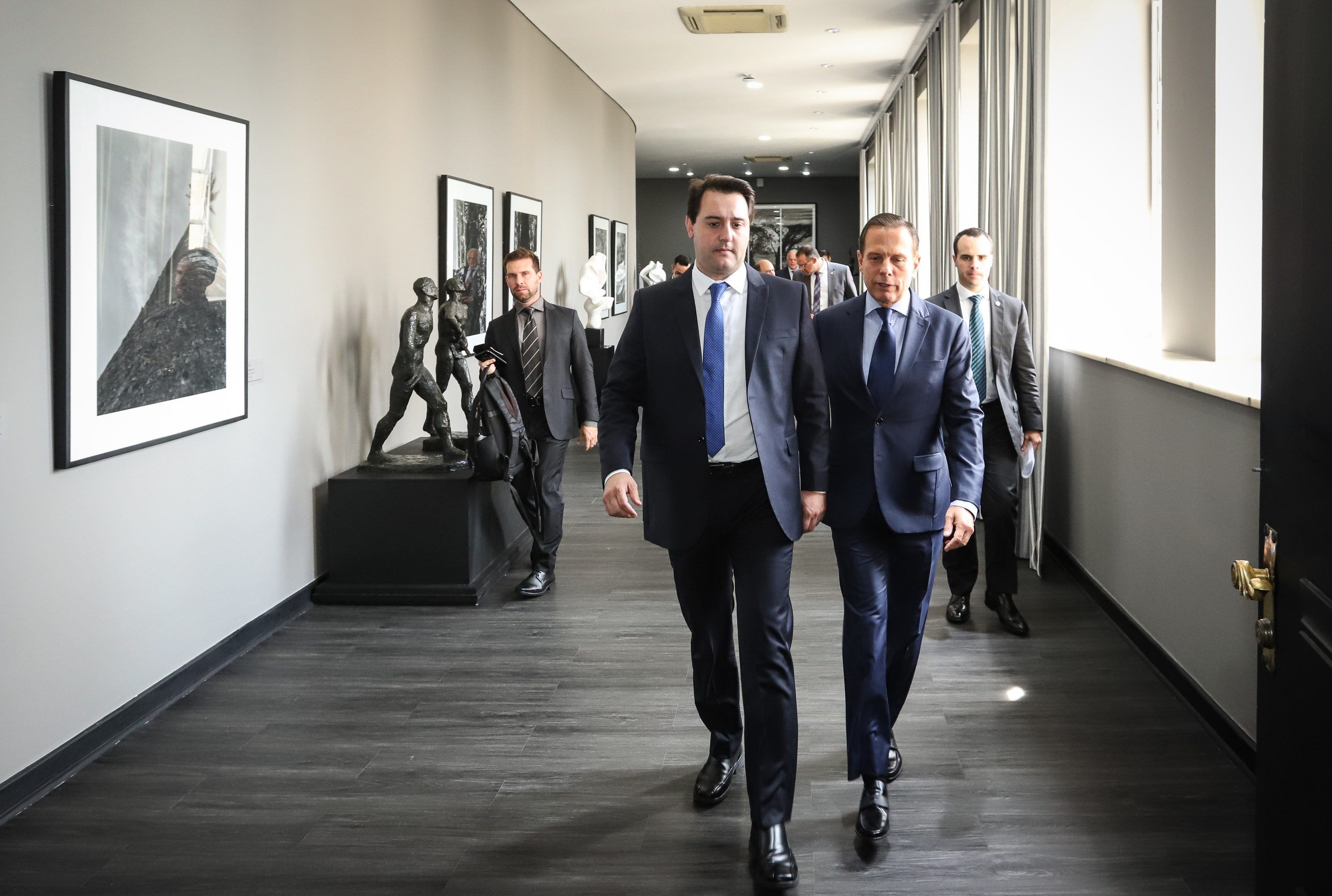 Em reunião realizada no Palácio dos Bandeirantes, em São Paulo, os governadores Carlos Massa Ratinho Junior e João Doria Junior acertaram os termos do projeto executivo de vigilância das fronteiras e integração das forças de segurança para o combate ao crime organizado nos dois estados. Os detalhes serão apresentados em 30 dias pela Secretaria de Segurança Pública e Administração Penitenciária do Paraná. - São Paulo, 18/02/2018 - Foto: Rodrigo Félix Leal/ANPr