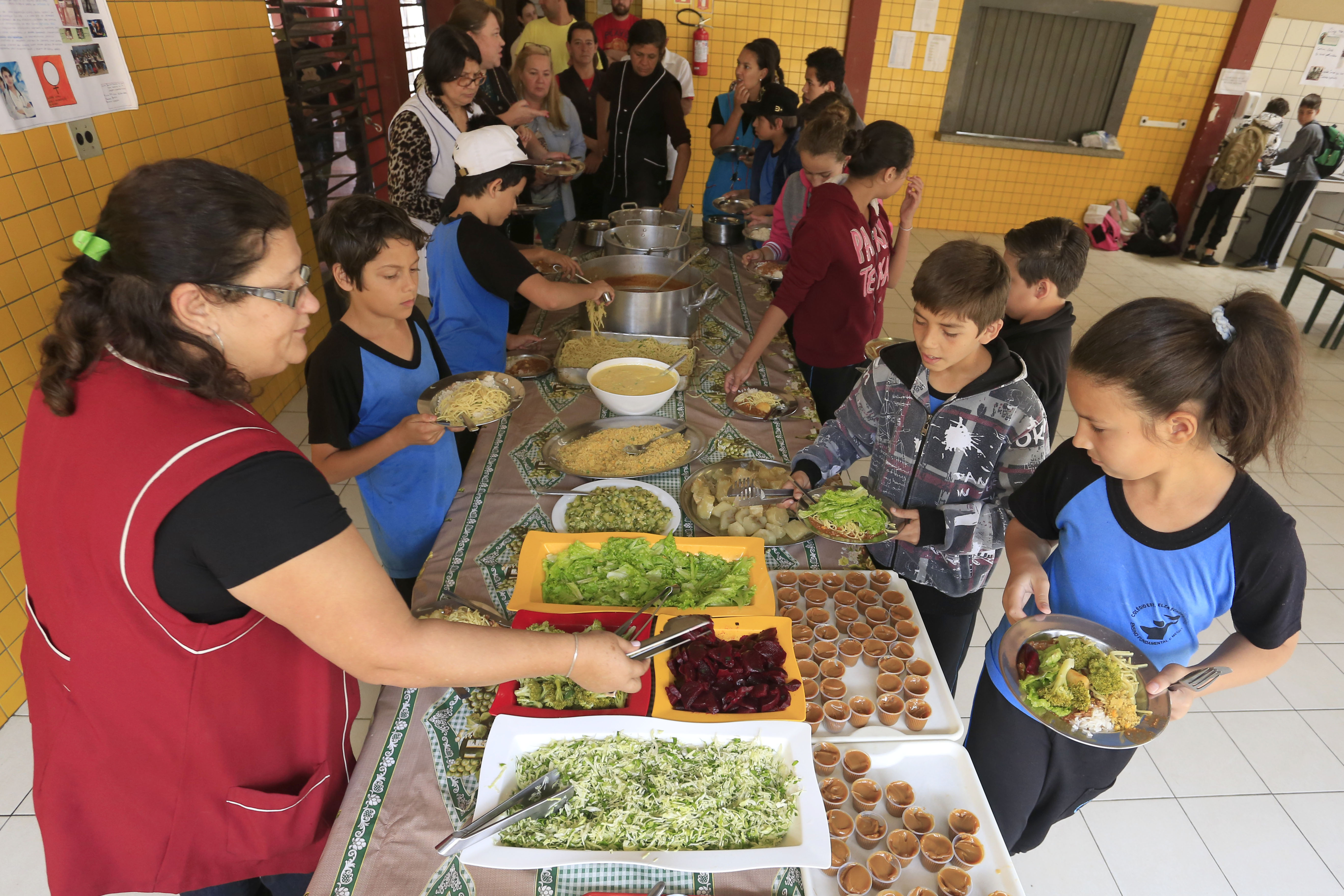 MERENDA ESCOLAR As escolas estaduais começam a receber nesta terça-feira (19) itens da agricultura familiar e ovos – quase 182 mil dúzias - Foto: Arnaldo Alves / ANPr.